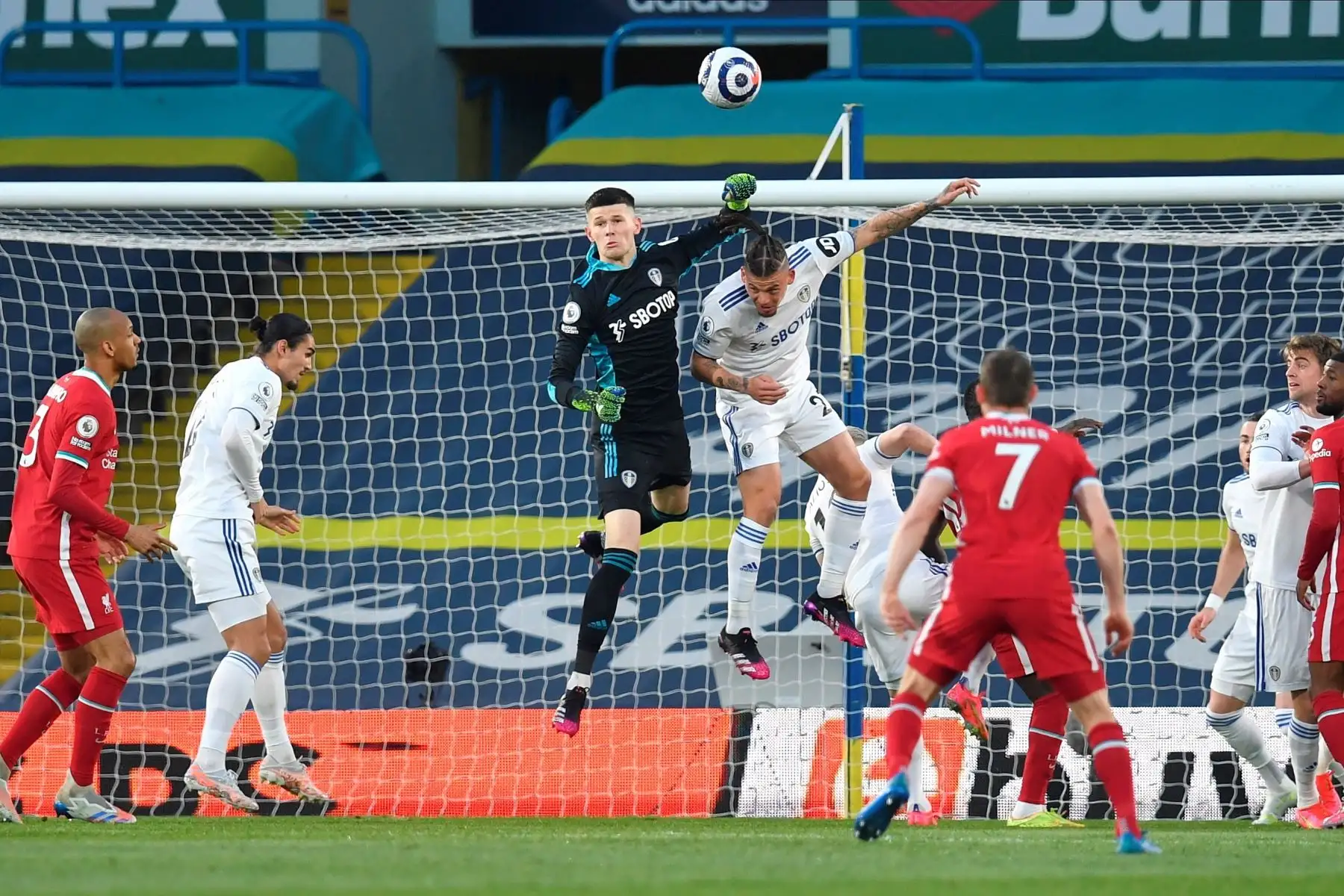 El portero del Leeds United Illan Meslier en acción durante el partido de fútbol de la Premier League. Foto: EFE