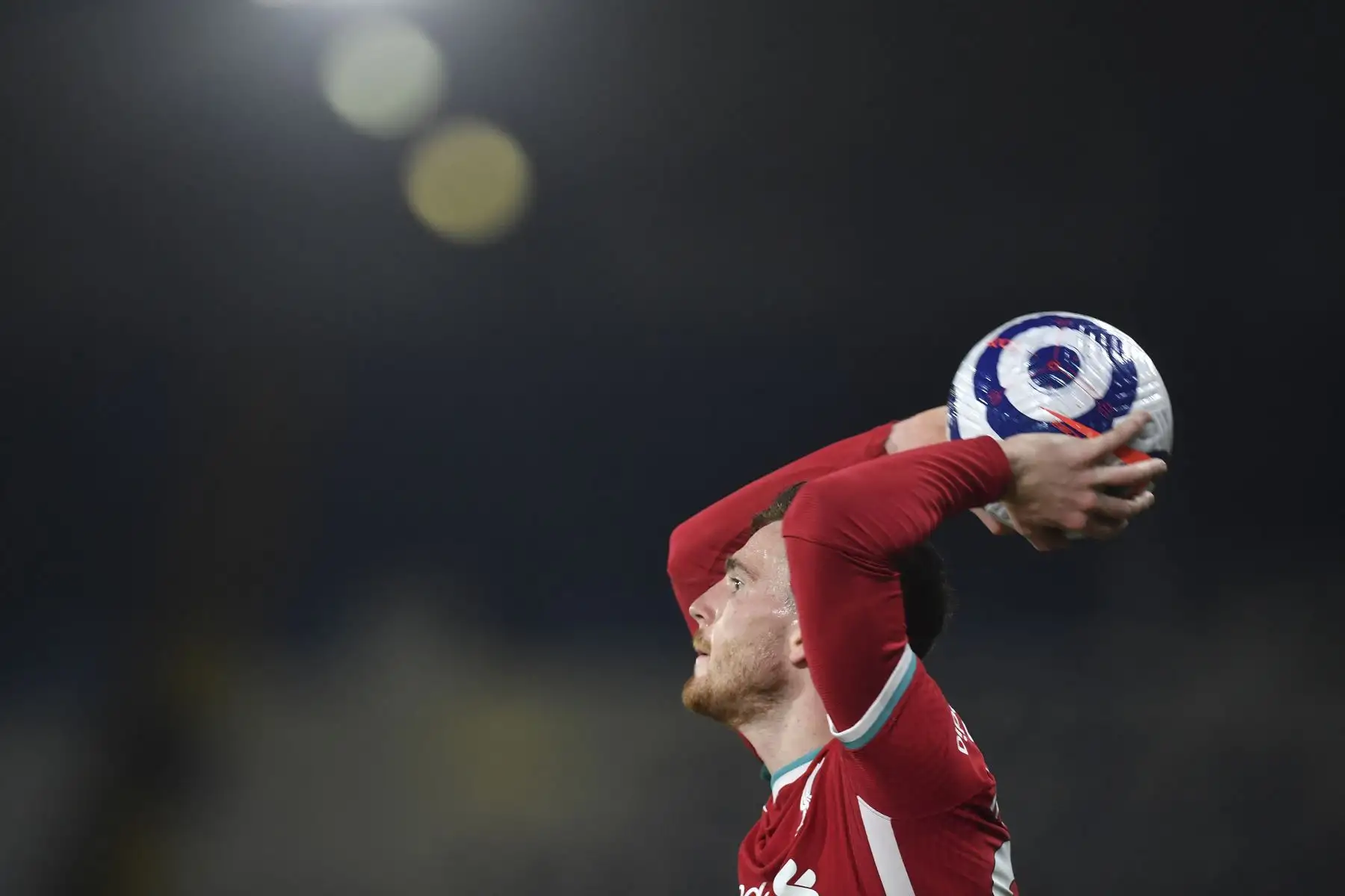 El defensor escocés del Liverpool Andrew Robertson realiza un saque de banda durante el partido de fútbol de la Premier League. Foto: AFP