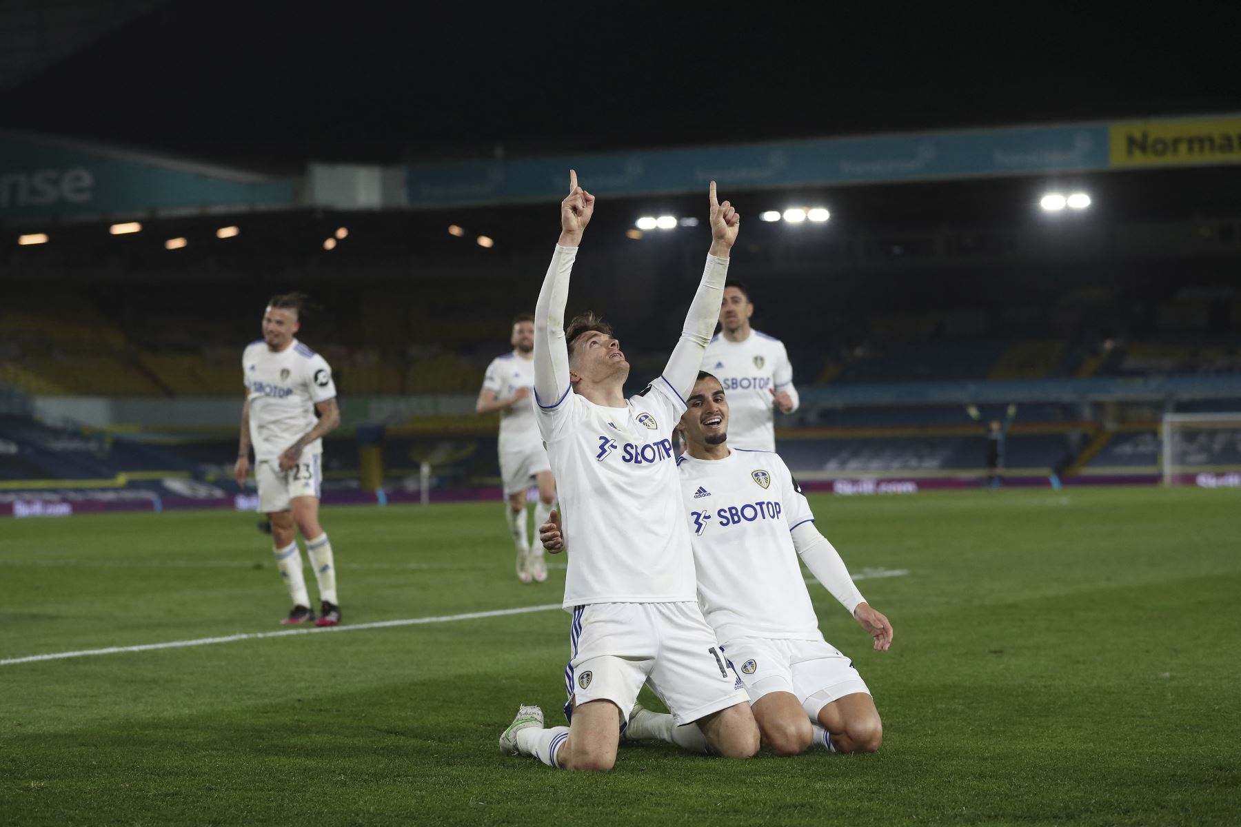 El defensor español del Leeds United Diego Llorente  celebra tras anotar un gol del empate  1-1 durante el partido de fútbol de la Premier League. Foto: AFP