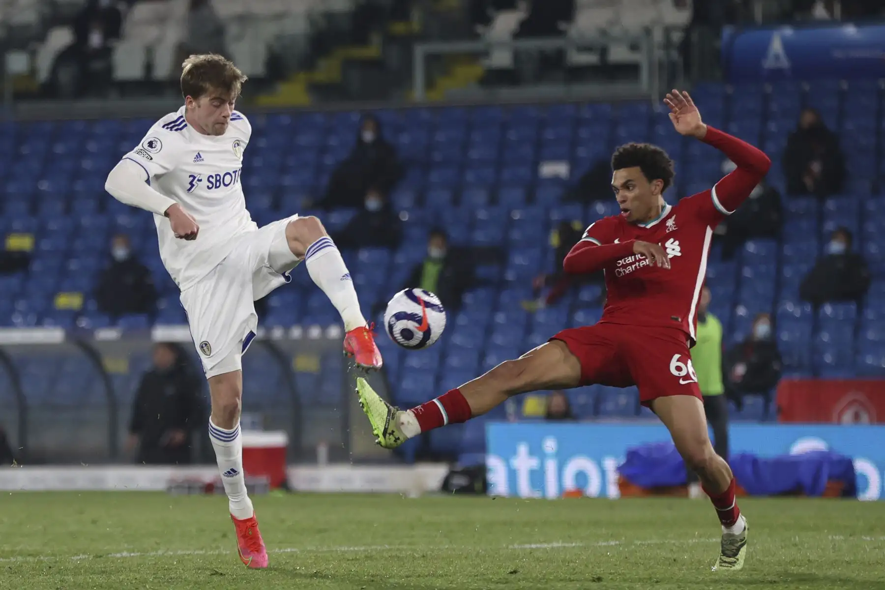 El delantero inglés del Leeds United Patrick Bamford  dispara ante la portería del Liverpool durante partido de fútbol por la Premier League. Foto: AFP