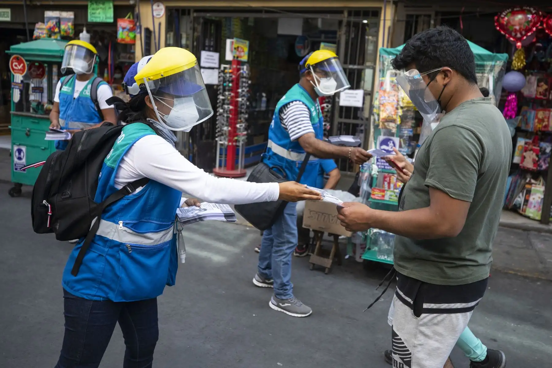 Municipalidad de Lima supervisa el correcto uso de protectores faciales en conglomerados y mercados municipales.
Foto: Municipalidad de Lima