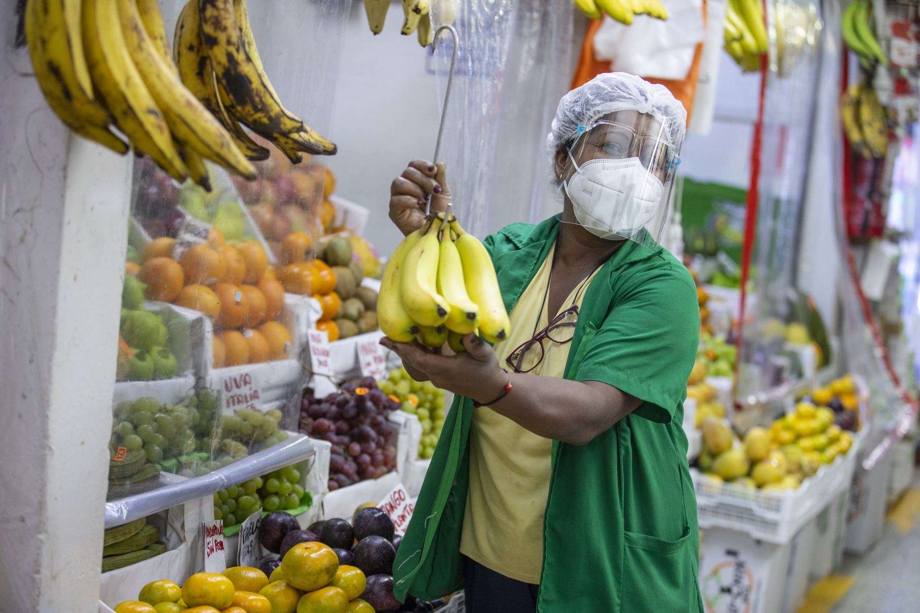Puesto de ventas de frutas en un mercado, ANDINA/Difusión
