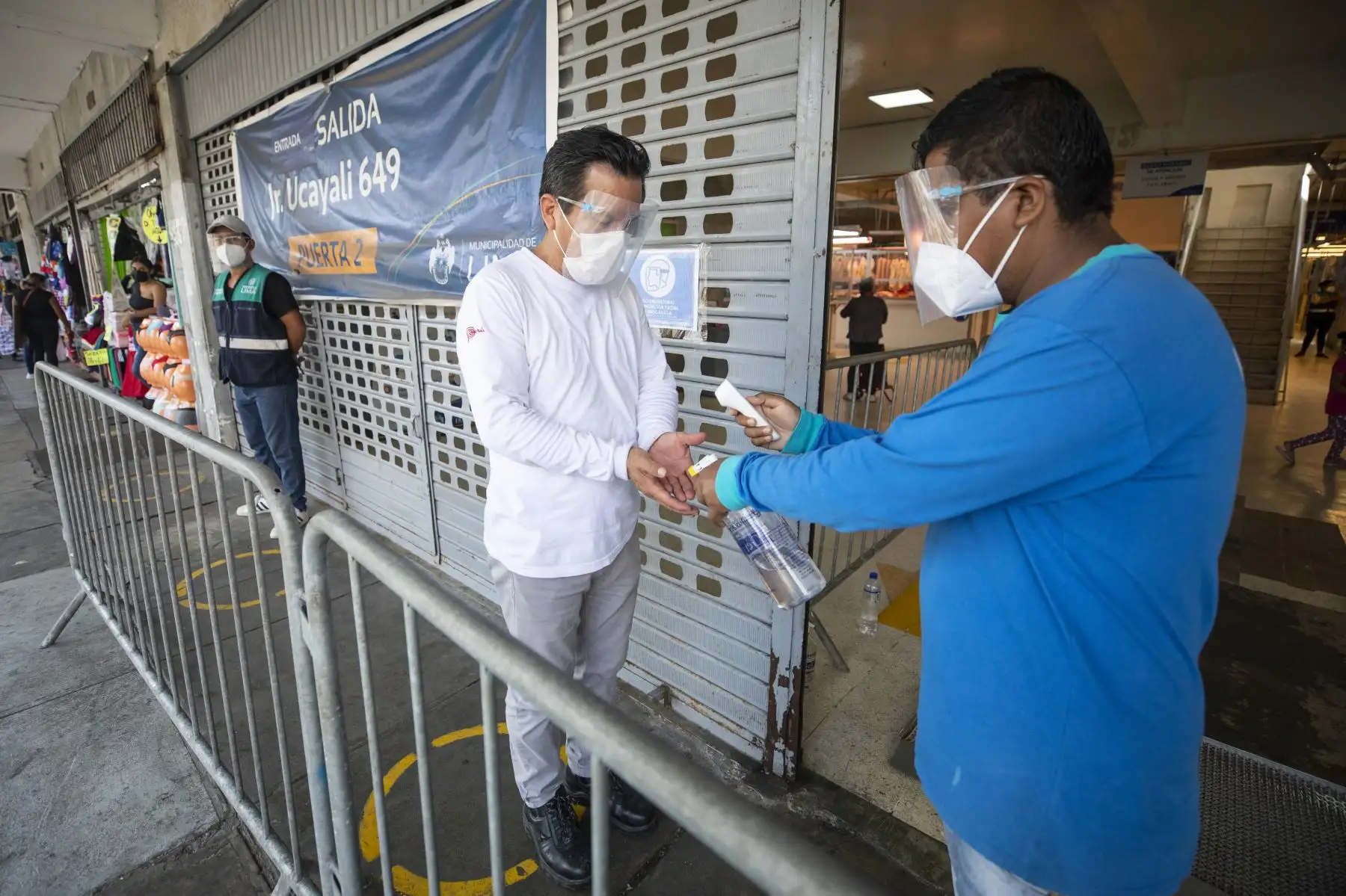 Municipalidad de Lima supervisa el correcto uso de protectores faciales en conglomerados y mercados municipales.
Foto: Municipalidad de Lima