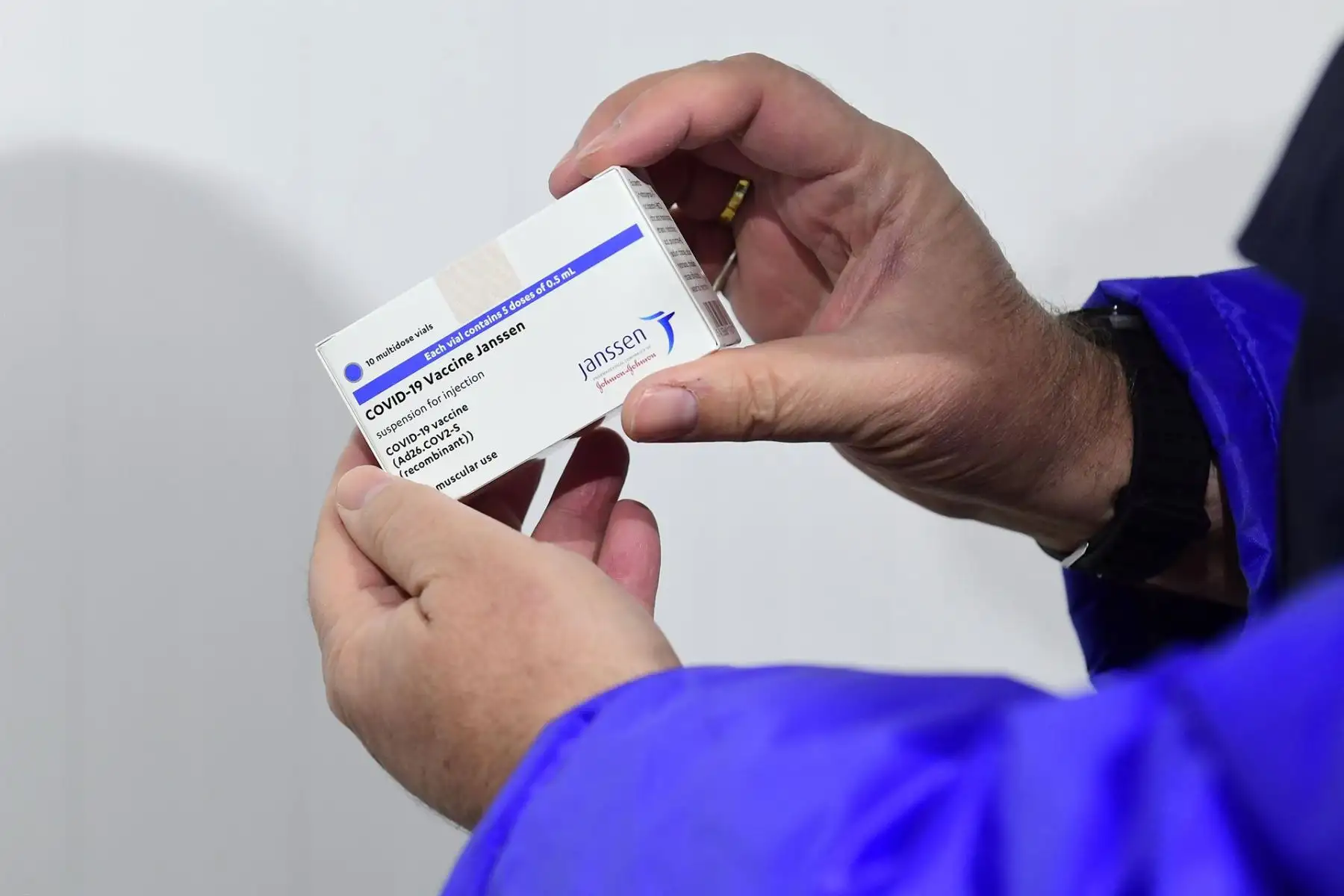 Europa espera decisión sobre utilización de la vacuna Johnson & Johnson.