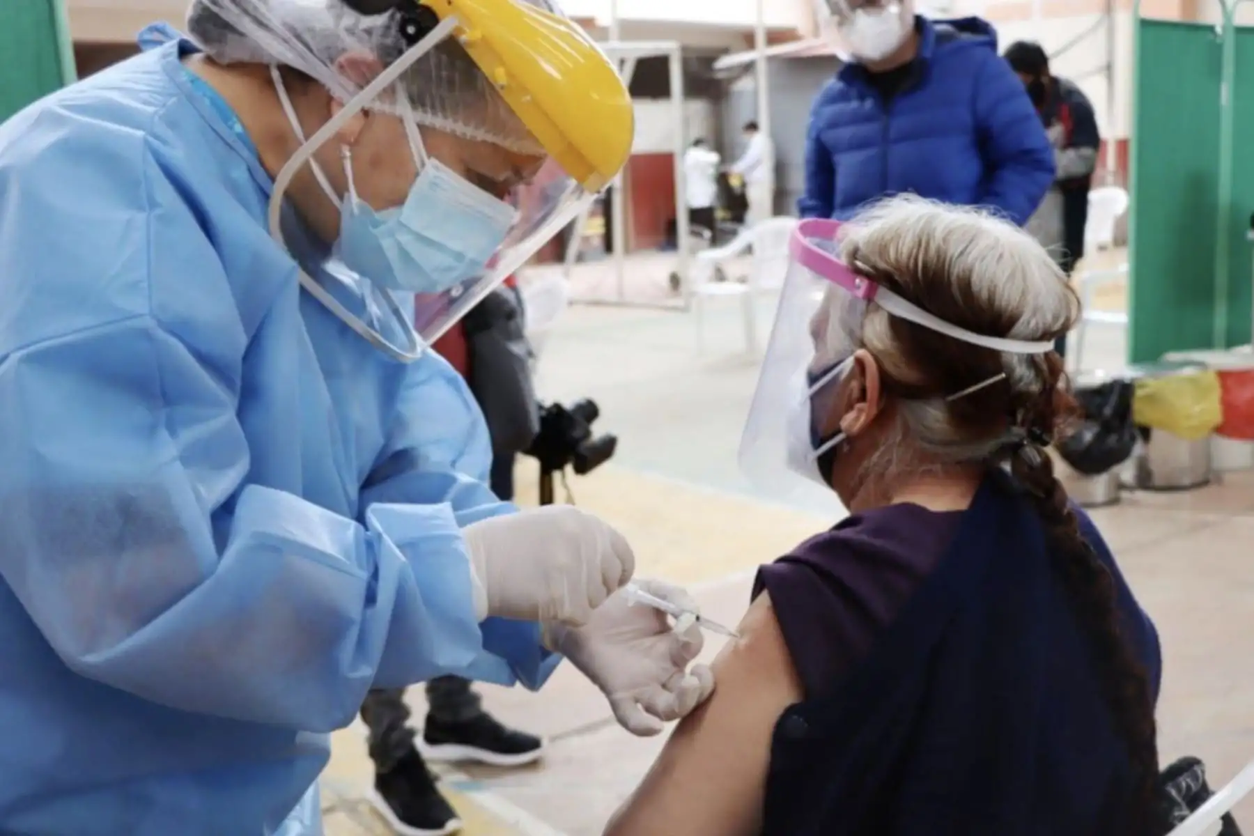 hoy aplican segunda dosis de vacuna Pfizer a los adultos mayores de 80 años