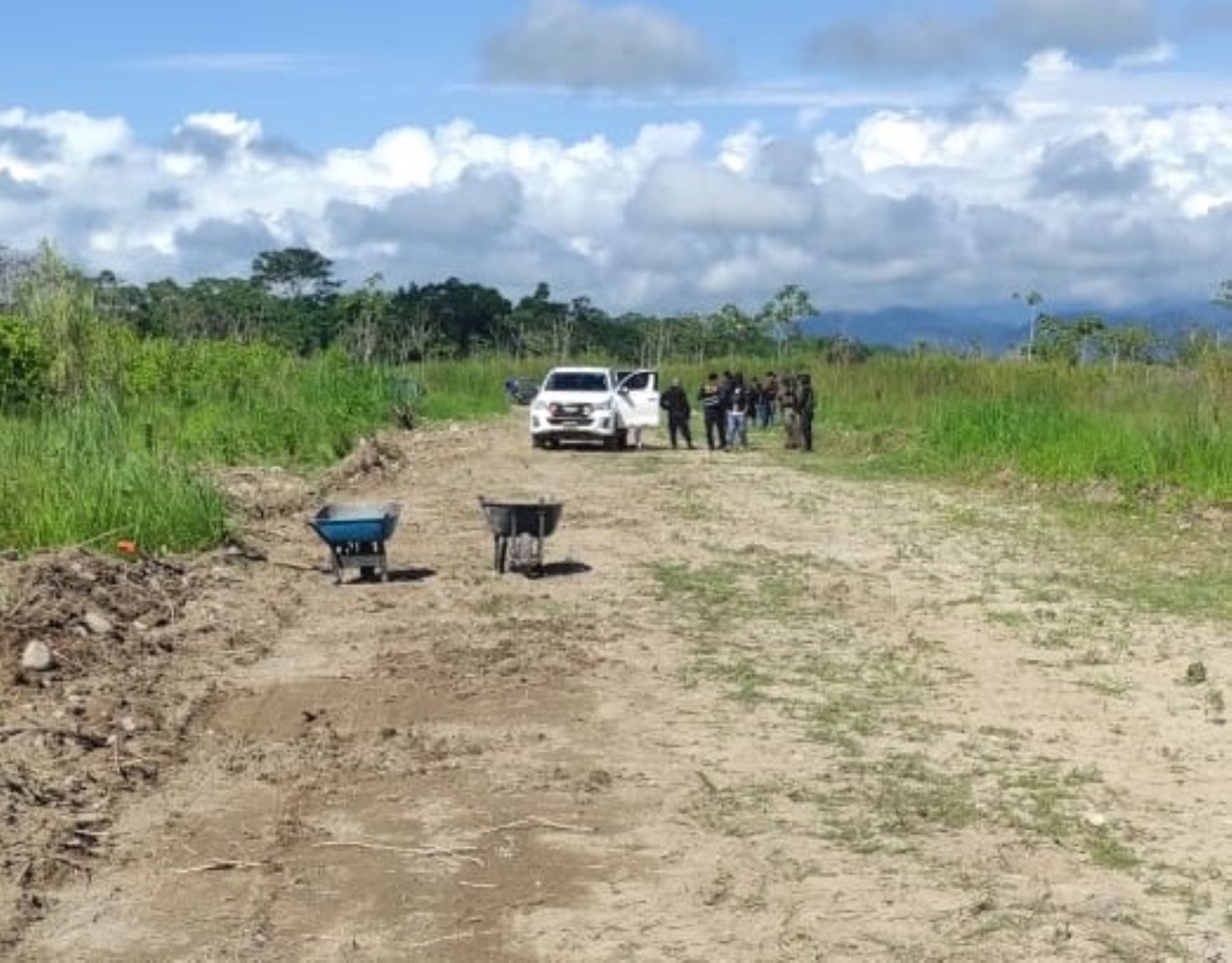 La Policía Nacional intervino una pista de aterrizaje clandestina hallada en la provincia de Tocache, región San Martín, y que era utilizada por el narcotráfico. ANDINA/Difusión