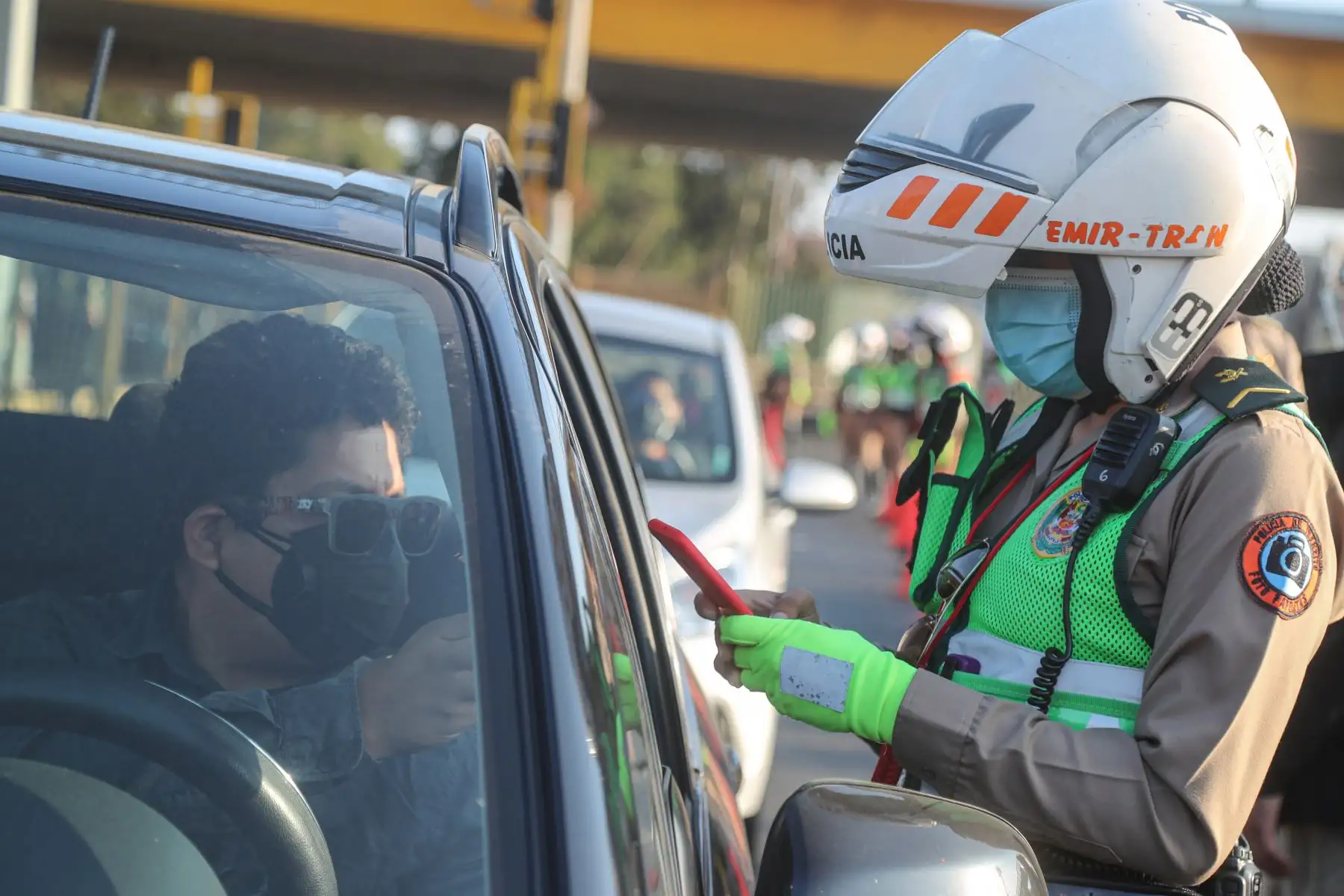 El ministro de Transportes y Comunicaciones, Eduardo González, junto al ministro del Interior, José Elice, supervisaron un operativo policial para verificar el correcto uso de las licencias de conducir electrónicas en la avenida Venezuela, Cercado de Lima. Foto: ANDINA/MTC