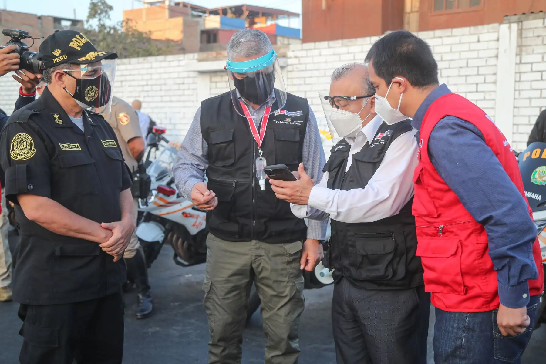 El ministro de Transportes y Comunicaciones, Eduardo González, junto al ministro del Interior, José Elice, supervisaron un operativo policial para verificar el correcto uso de las licencias de conducir electrónicas en la avenida Venezuela, Cercado de Lima. Foto: ANDINA/MTC