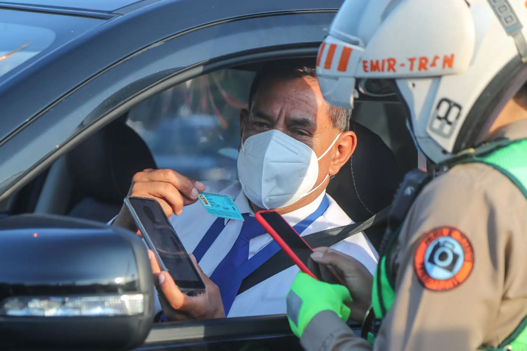 El ministro de Transportes y Comunicaciones, Eduardo González, junto al ministro del Interior, José Elice, supervisaron un operativo policial para verificar el correcto uso de las licencias de conducir electrónicas en la avenida Venezuela, Cercado de Lima. Foto: ANDINA/MTC