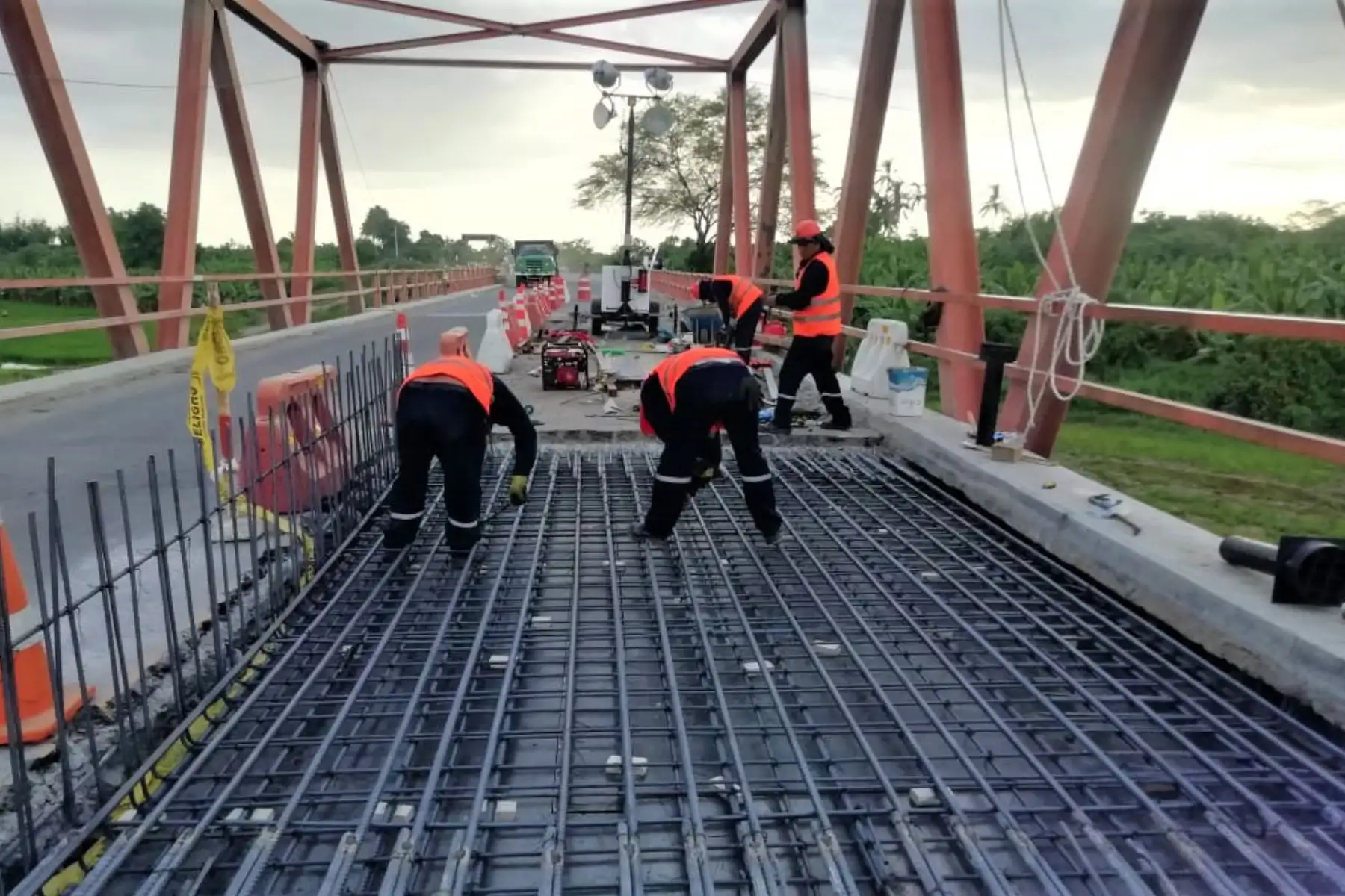 La programación de los trabajos a cargo de Provías Nacional responde a la necesidad de realizar el mantenimiento y la reparación de una de las losas de concreto del puente. Se trabaja en la demolición y retiro de parte de la losa dañada para colocar una nueva. A la fecha se han reemplazado cuatro paños de concreto. De forma progresiva se atenderán aquellos que requieran una intervención. Foto: ANDINA/MTC