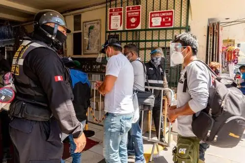 En las puertas de los mercados de Arequipa, personal municipal controla el uso de caretas  para prevenir contagios de covid-19. Foto: ANDINA/Difusión