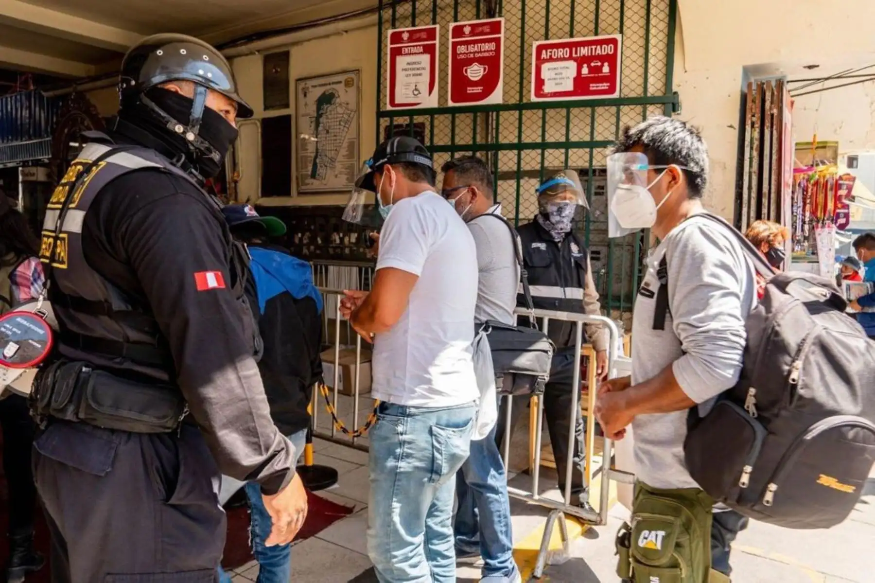 En las puertas de los mercados de Arequipa, personal municipal controla el uso de caretas  para prevenir contagios de covid-19. Foto: ANDINA/Difusión