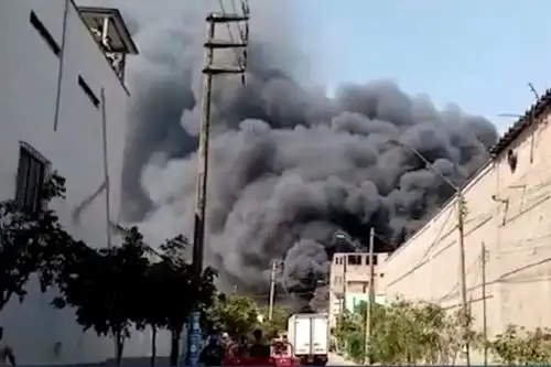Huachipa: 17 unidades de los bomberos combaten incendio en fábrica de colchones. Foto: Captura TV