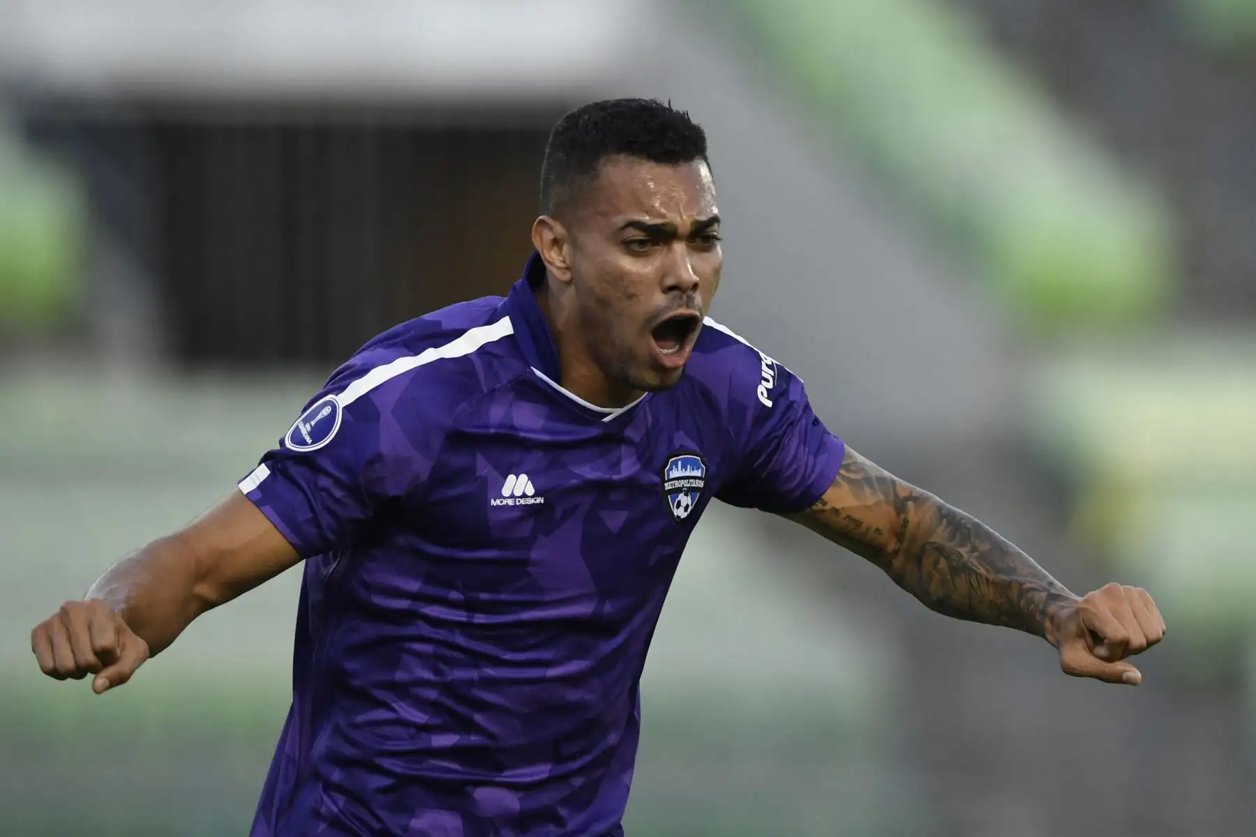 El jugador venezolano del Metropolitanos, Marco Bustillo celebra tras anotar un gol contra el equipo peruano Melgar durante el partido de la fase de grupos del torneo de fútbol Copa Sudamericana.
Foto: AFP