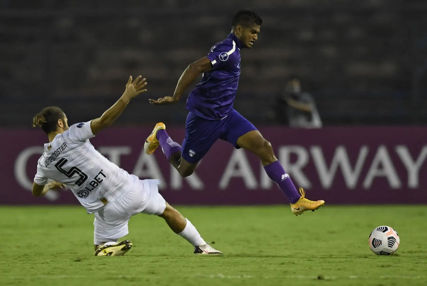 El jugador  venezolano del  Metropolitanos,  Luis Martell  y el jugador  peruano del Melgar,  Alec Deneumostier compiten por el balón durante el partido de la fase de grupos del torneo de fútbol Copa Sudamericana.
Foto: AFP