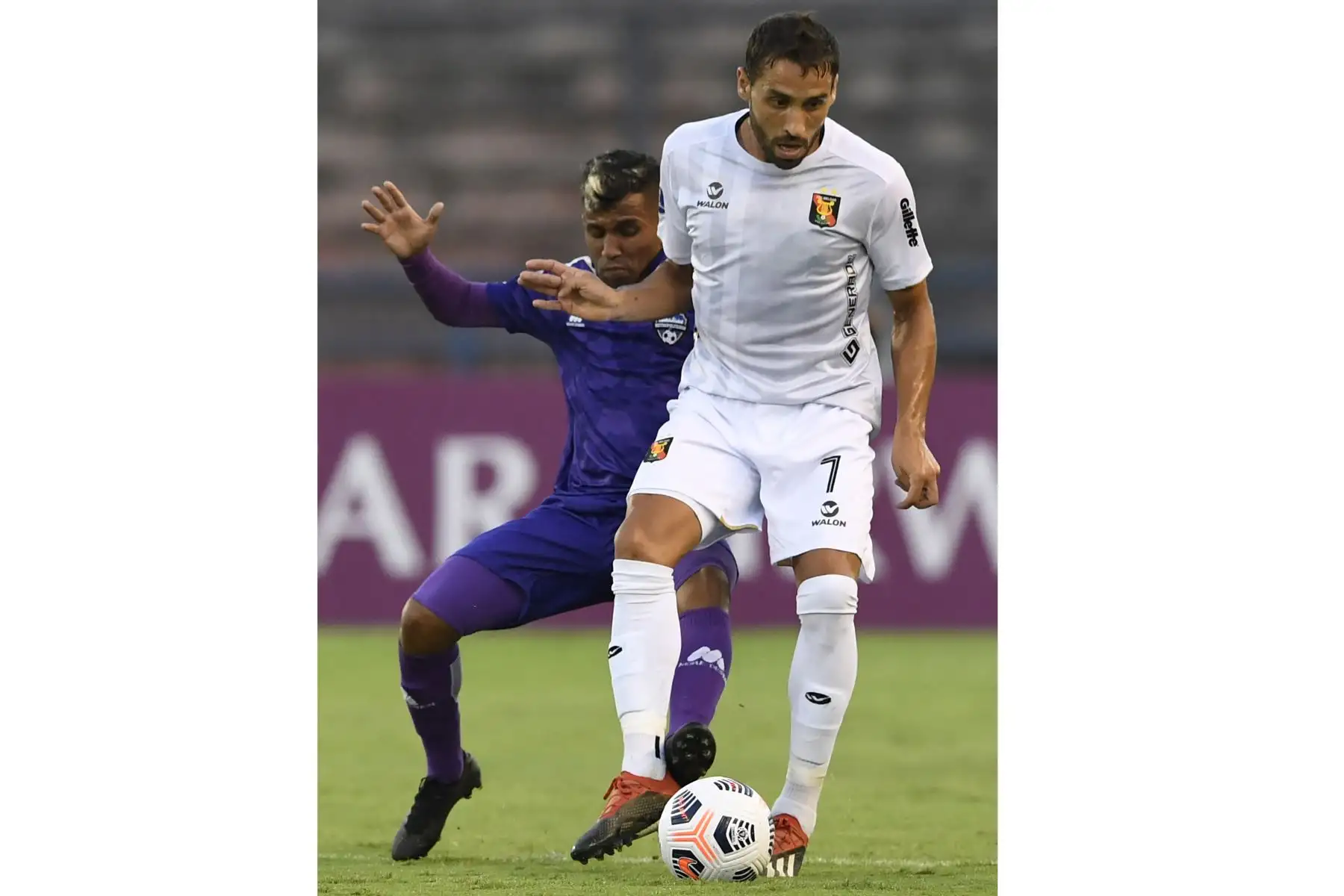 El jugador de Melgar, Cristian Bordacahar, y  el jugador de  Metropolitanos, Nestor Cova de Venezuela compiten por el balón durante el partido de la fase de grupos del torneo de fútbol Copa Sudamericana.
Foto: AFP