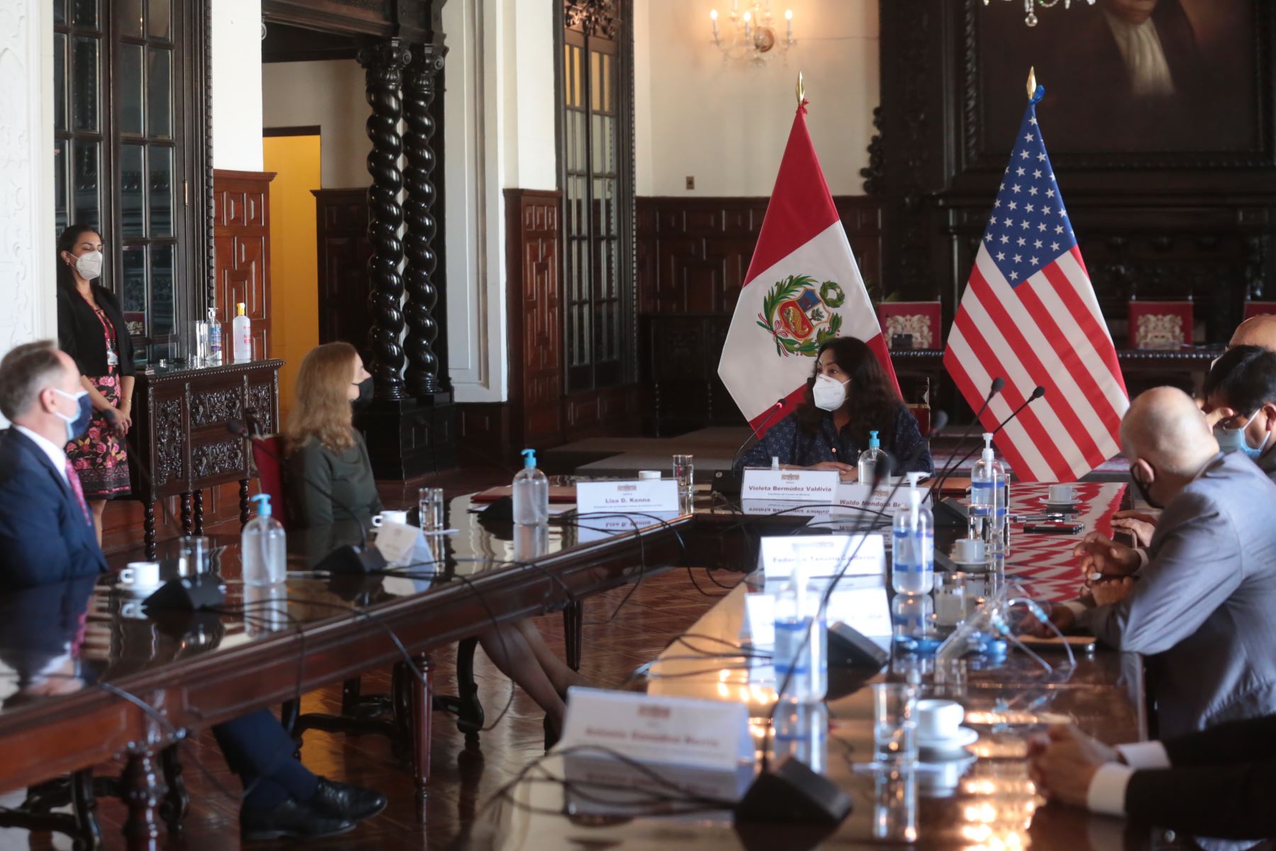 La presidenta del Consejo de Ministros, Violeta Bermúdez y la embajadora de Estados Unidos, Lisa Kenna, suscriben un memorándum de entendimiento para combatir la ilegalidad y fortalecer la gobernanza forestal.
Foto: PCM