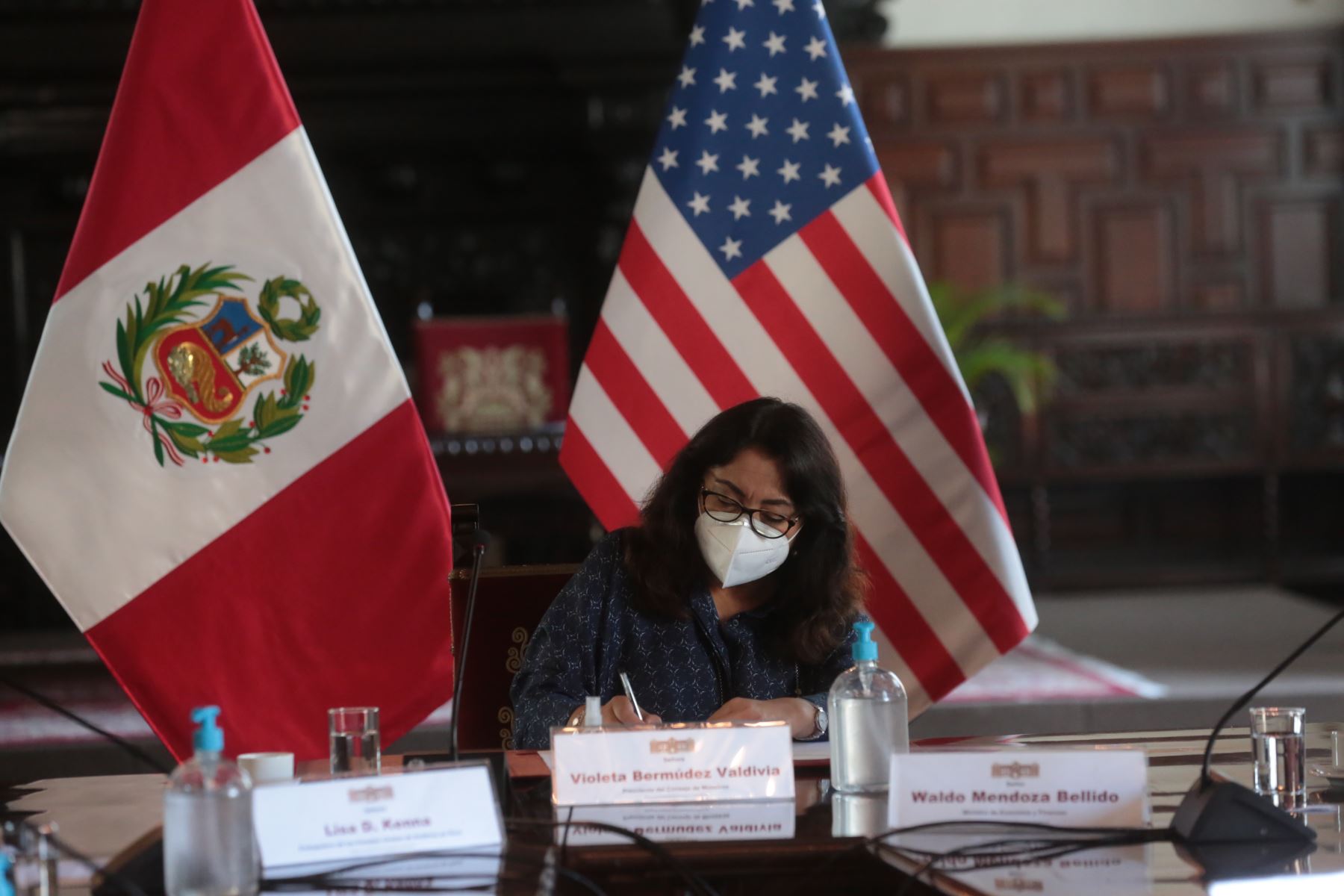 La presidenta del Consejo de Ministros, Violeta Bermúdez y la embajadora de Estados Unidos, Lisa Kenna, suscriben un memorándum de entendimiento para combatir la ilegalidad y fortalecer la gobernanza forestal.
Foto: PCM