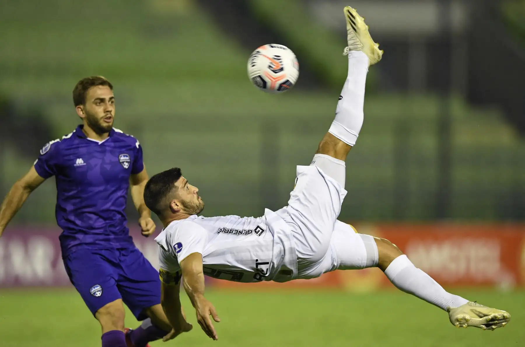 El jugador del  Melga, Bernardo Cuesta patea el balón sobre el venezolano Metropolitanos, Abraham Bahachille durante el partido de la fase de grupos del torneo de fútbol Copa Sudamericana.
Foto: AFP