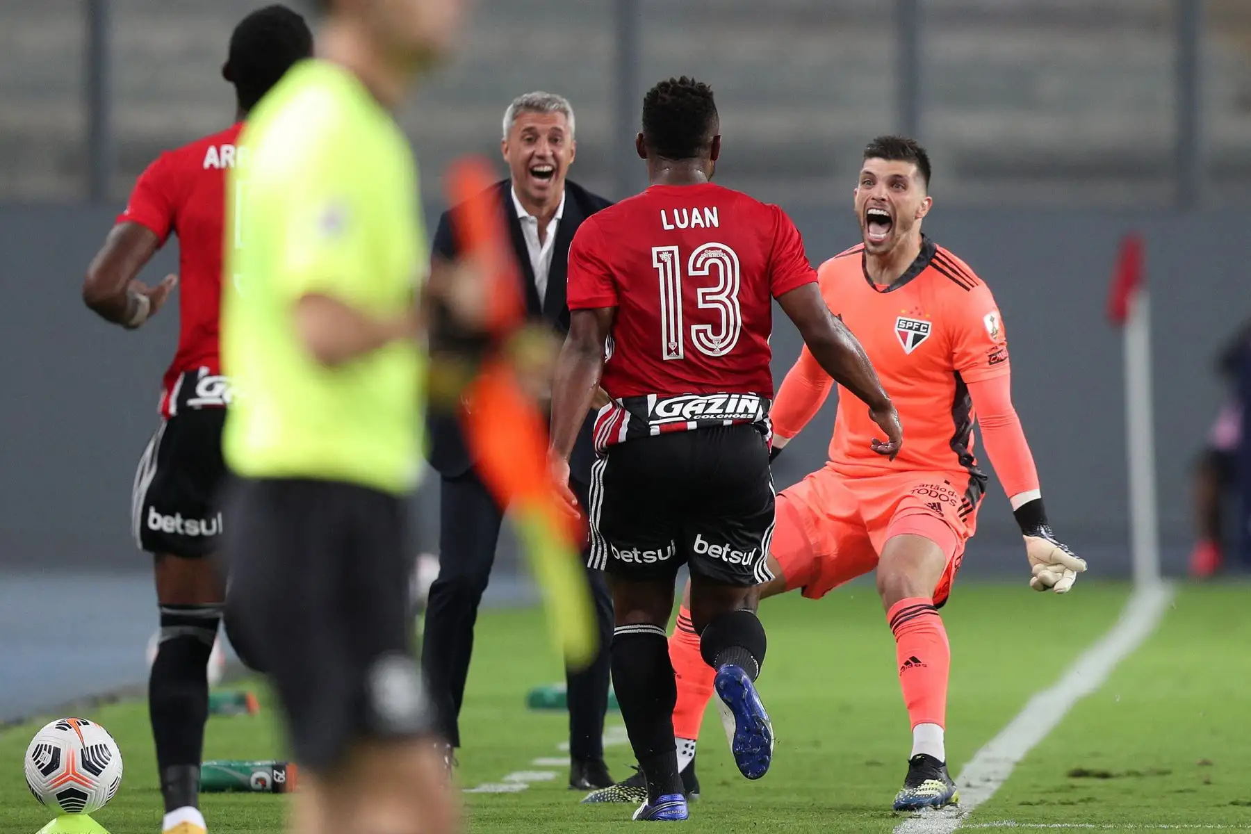 El jugador brasileño Sao Paulo, Luan Santos celebra tras anotar un gol contra el peruano Sporting Cristal durante el partido de la fase de grupos del torneo de fútbol Copa Libertadores en el Estadio Nacional de Lima.
Foto: AFP