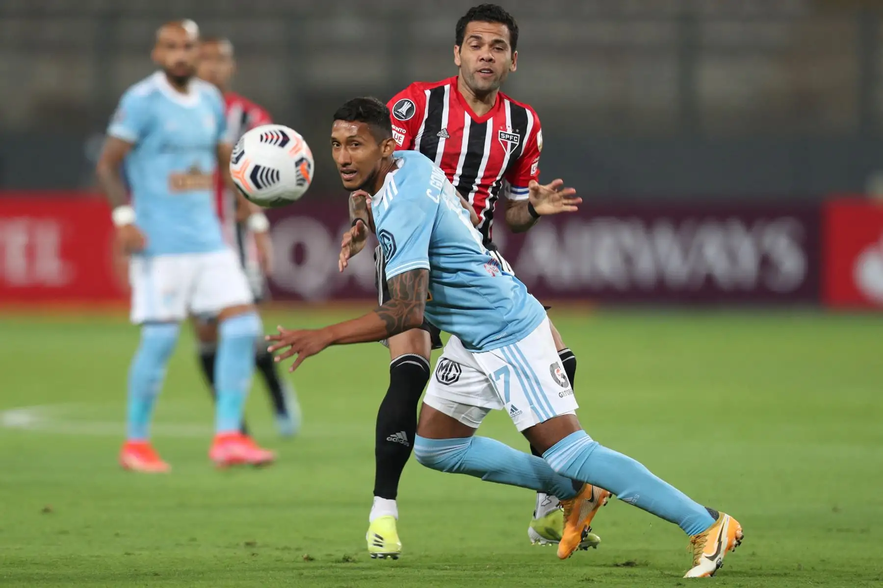 El jugador de Sporting Cristal Christofer Gonzales  y el jugador de Sao Paulo, Dani Alves de Brasil compiten por el balón durante el partido de la fase de grupos de la Copa Libertadores.
Foto: AFP