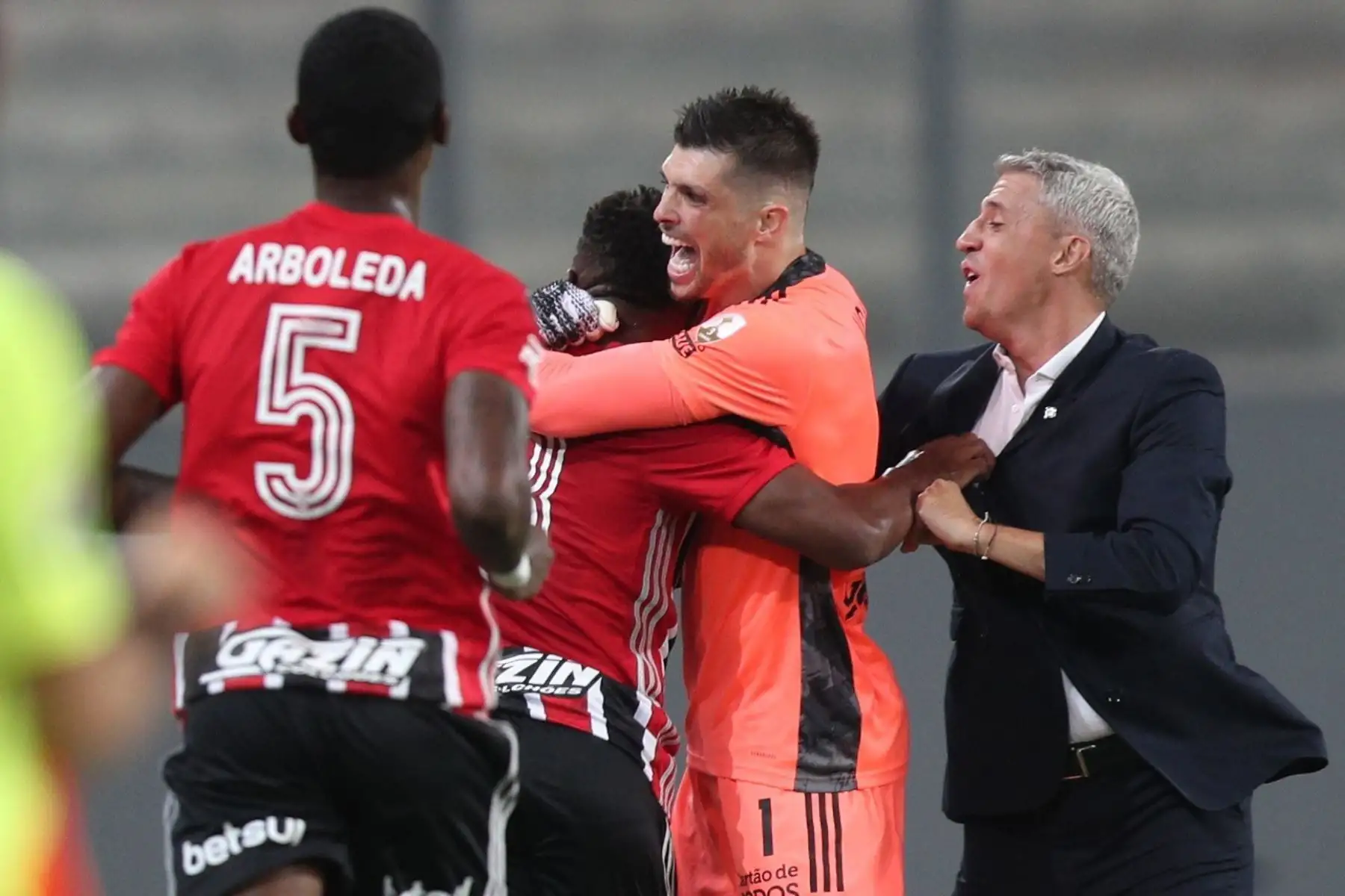 Luan da Silva de Sao Paulo celebra tras anotar durante el partido de fútbol de la Copa Libertadores entre Sporting Cristal y Sao Paulo en el Estadio Nacional de Lima, Perú.
Foto: EFE