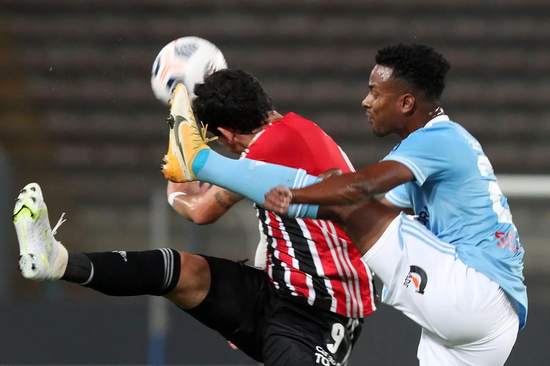 El jugador brasileño de Sao Paulo,  Martín Benítez  y el peruano de Sporting Cristal Nilson Loyola compiten por el balón durante el partido de la fase de grupos del torneo de fútbol de la Copa Libertadores .
Foto: AFP