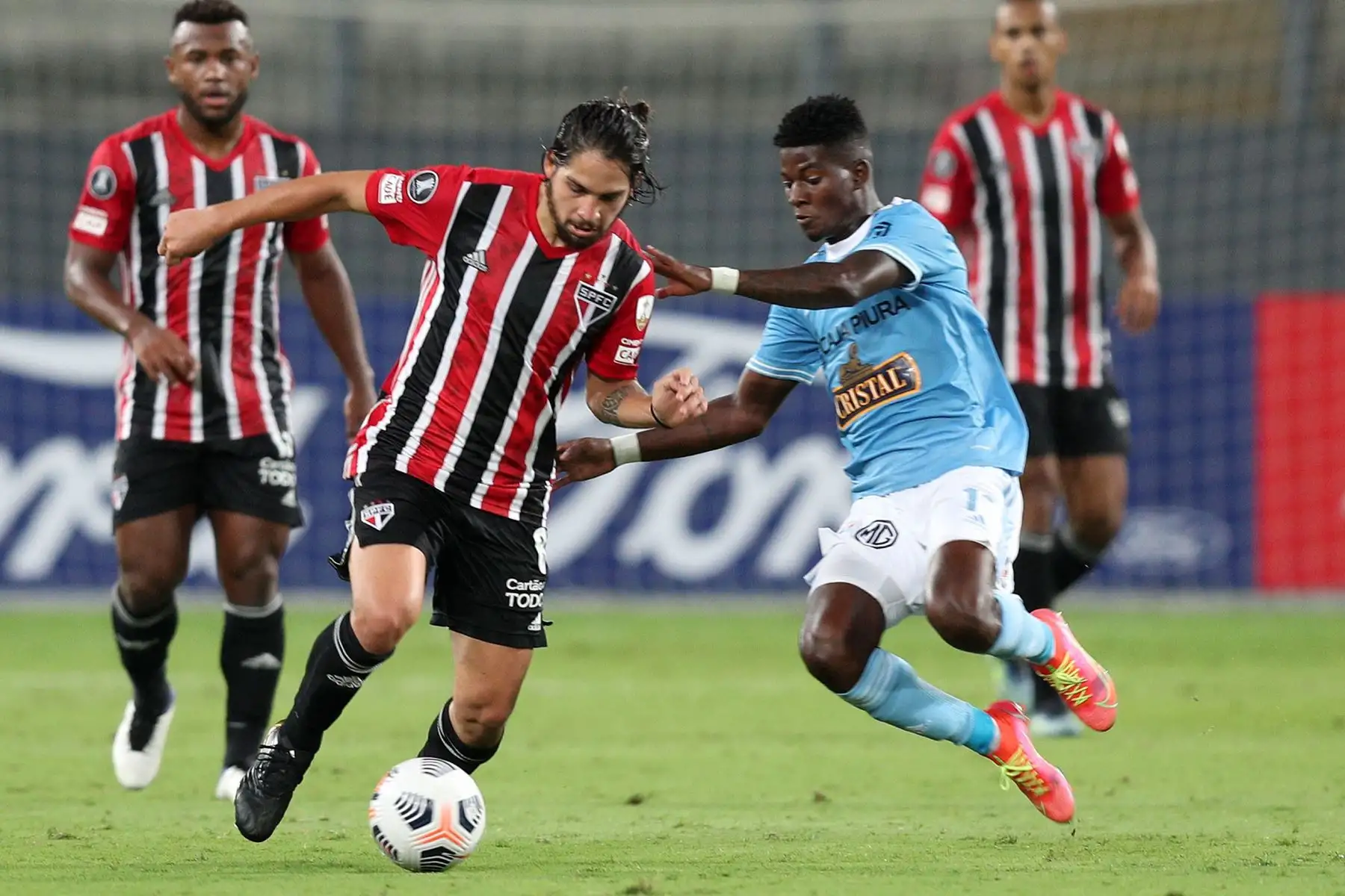 El jugador de Sao Paulo de Brasil, Martín Benítez y  el jugador de Sporting Cristal, Horacio Calcaterra compiten por el balón durante el partido de la fase de grupos del torneo de fútbol Copa Libertadores.
Foto: AFP