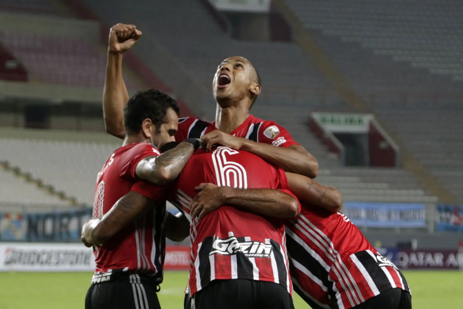 Los jugadores de Sao Paulo de Brasil celebran un gol durante el partido de la fase de grupos del torneo de fútbol Copa Libertadores entre el Sporting Cristal de Perú y el Sao Paulo de Brasil en el Estadio Nacional de Lima.
Foto: AFP