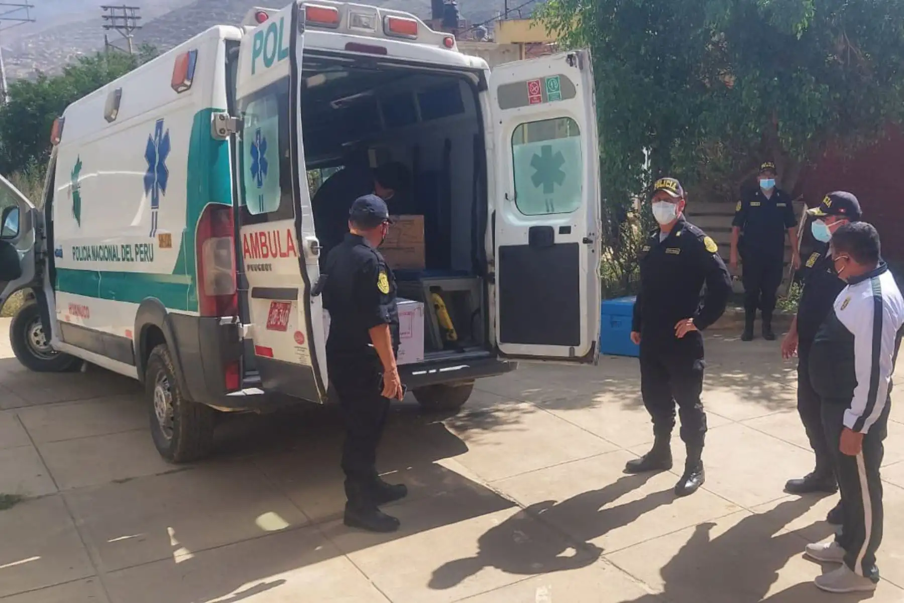 A fin de continuar con el proceso de inoculación contra la covid-19, llegó un lote de 913 dosis de vacunas que serán distribuidos al personal policial que se encuentra en primera línea en departamento de Huánuco. 
Foto: Policía Nacional del Perú