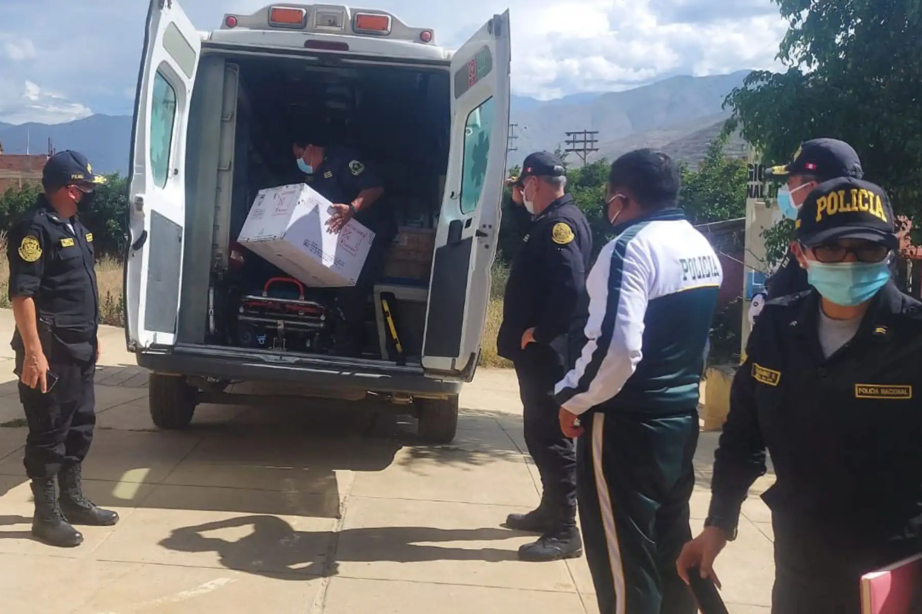 A fin de continuar con el proceso de inoculación contra la covid-19, llegó un lote de 913 dosis de vacunas que serán distribuidos al personal policial que se encuentra en primera línea en departamento de Huánuco. 
Foto: Policía Nacional del Perú
