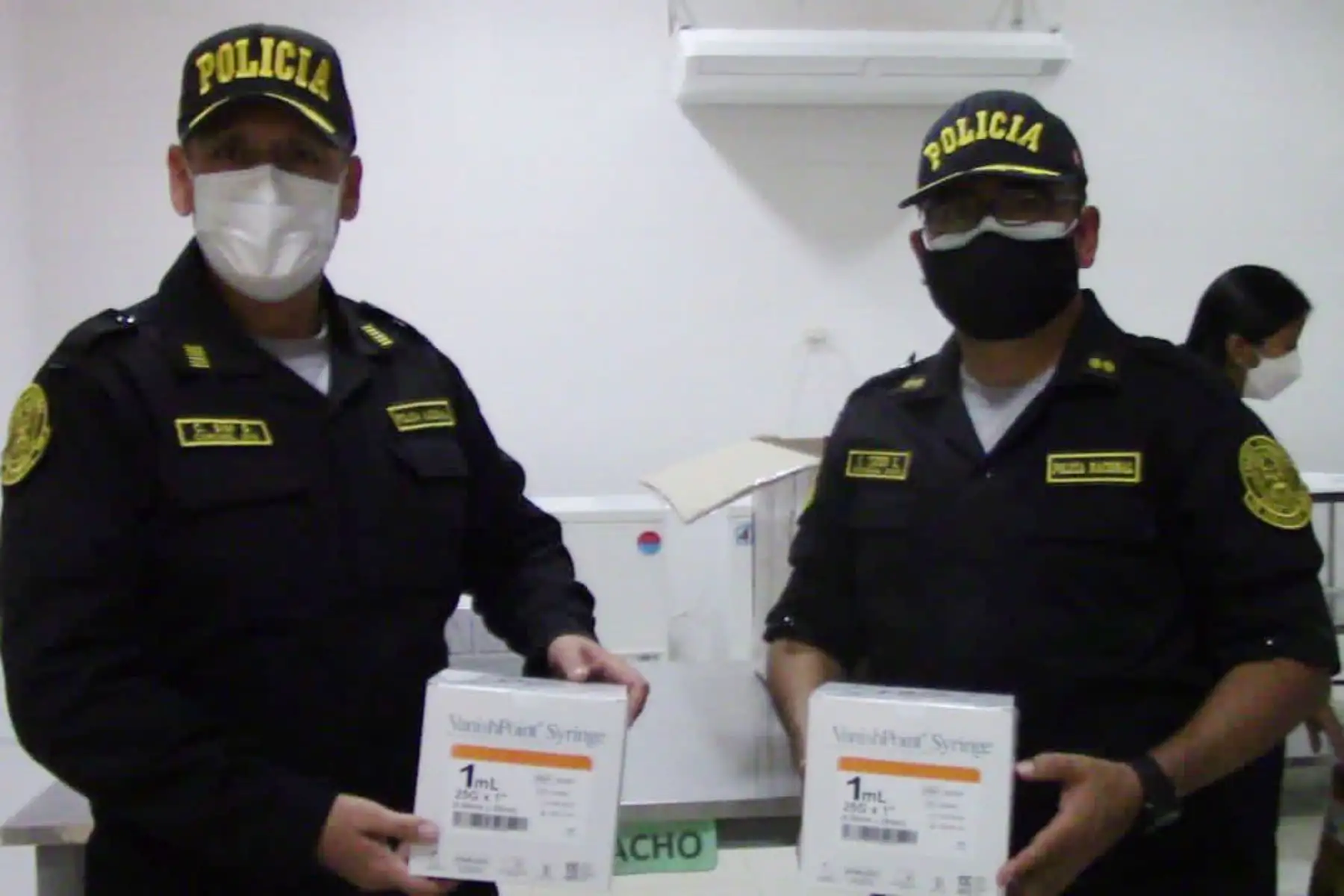 A fin de continuar con el proceso de inoculación contra la covid-19, llegó un lote de 913 dosis de vacunas que serán distribuidos al personal policial que se encuentra en primera línea en departamento de Huánuco. 
Foto: Policía Nacional del Perú