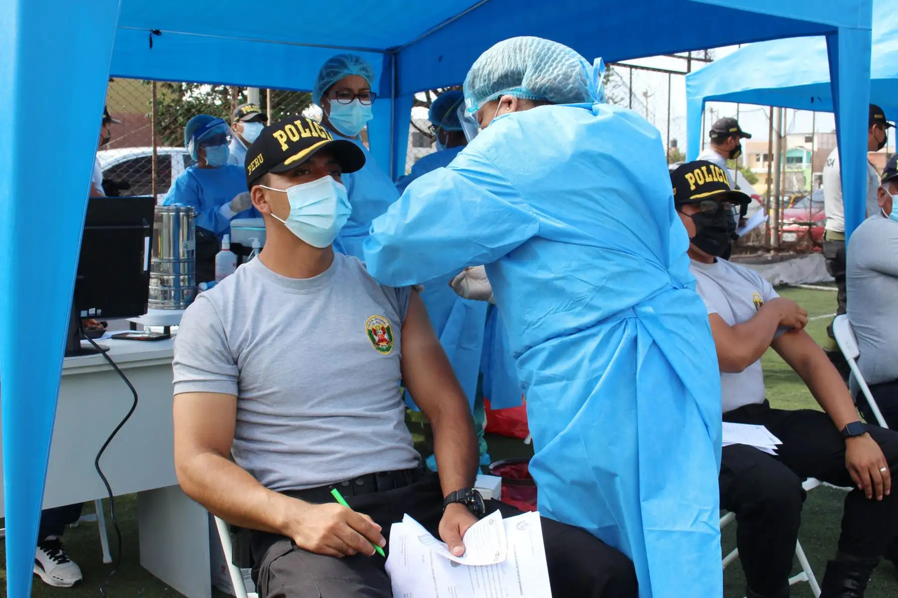 Más de 2340 efectivos policiales de la ciudad de Chimbote concluyeron su proceso de inoculación contra la covid-19.
Foto: Policía Nacional del Perú