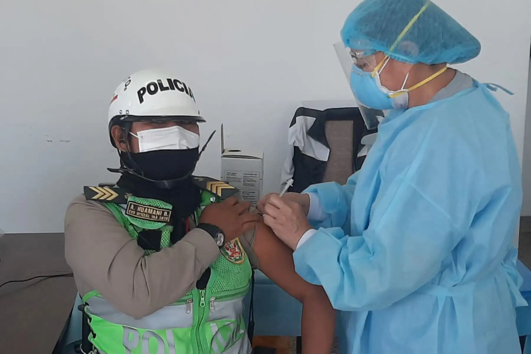 En el marco del proceso de inmunización contra la covid-19, los efectivos policiales del departamento de Arequipa recibieron la segunda dosis de vacuna, cumpliendo con el cronograma establecido por el comando institucional. 
Foto: Policía Nacional del Perú