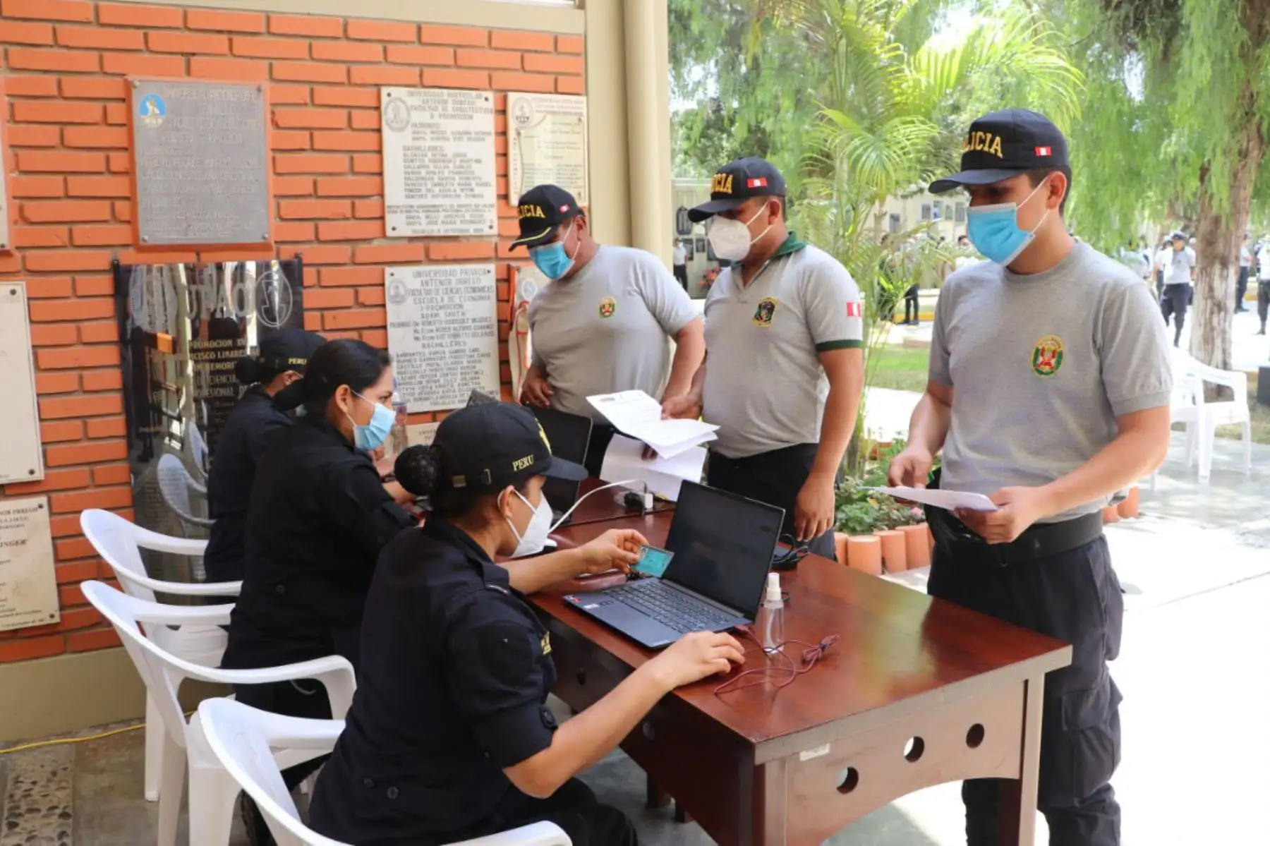 Concluye proceso de vacunación contra la covid-19 al personal de la Policía Nacional  perteneciente a la región de  La Libertad. 
Foto: Policía Nacional del Perú