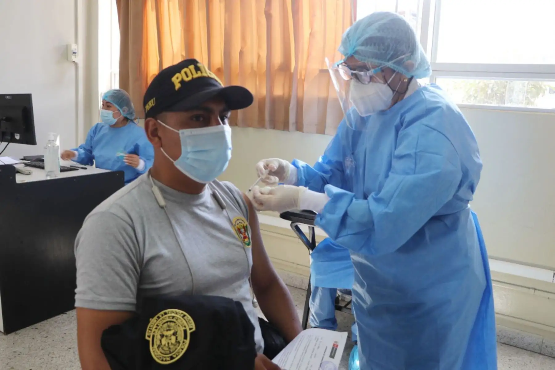 Concluye proceso de vacunación contra la covid-19 al personal de la Policía Nacional  perteneciente a la región de  La Libertad. 
Foto: Policía Nacional del Perú