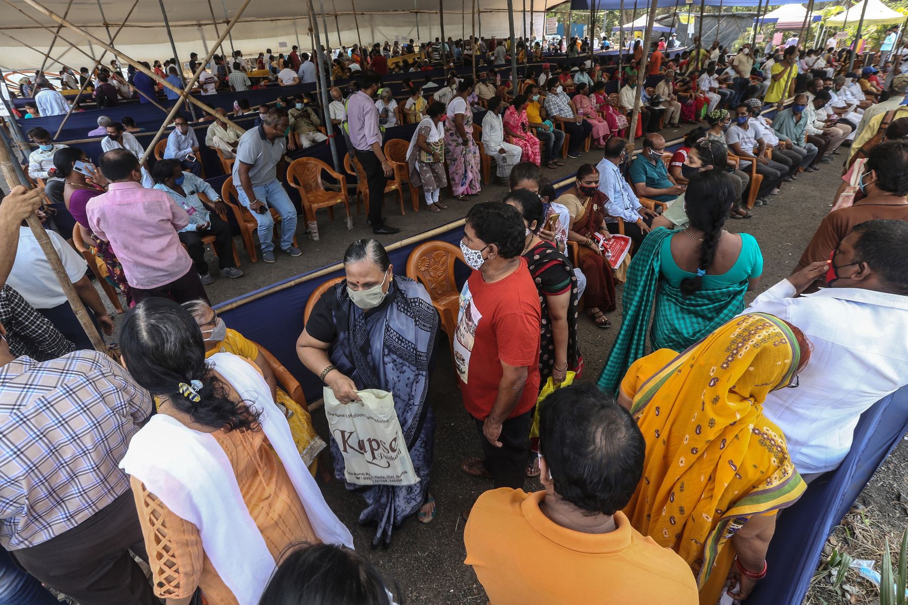 Personas hacen cola para recibir una inyección de la vacuna contra COVID-19 en un centro de vacunación en Mumbai, India, 21 de abril de 2021. Foto: EFE