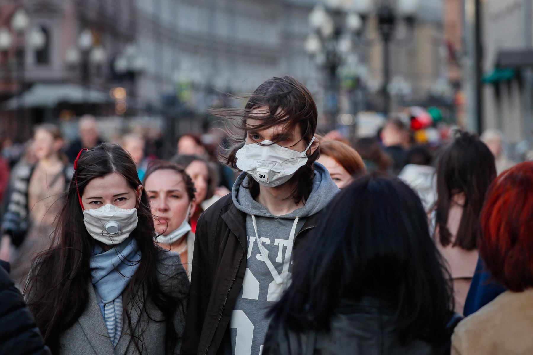 Personas con mascarillas protectoras en la calle en Moscú, Rusia, 17 de abril de 2021. Foto: EFE