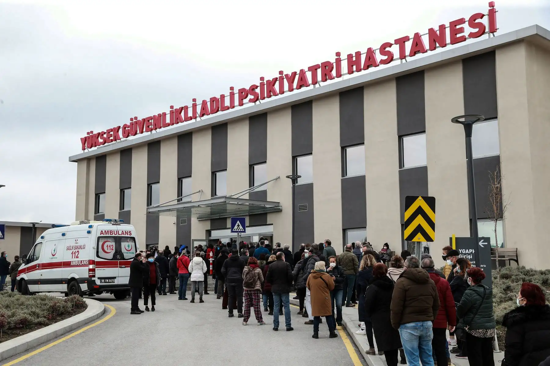 Personas hacen cola fuera del Hospital de la ciudad para recibir la primera dosis de la vacuna Pfizer-BioNTech para protegerse contra Covid-19, en Ankara el 2 de abril de 2021. Foto: AFP
