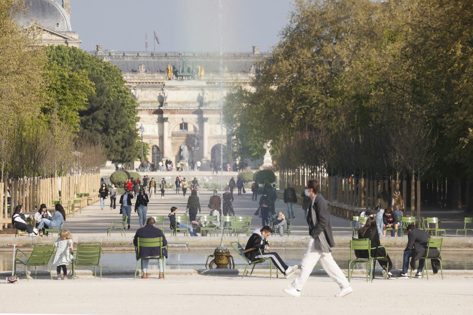 La gente se sienta en el Jardin des Tuileries antes del toque de queda, destinado a frenar la propagación del Covid-19, en París el 19 de abril de 2021. Foto: AFP