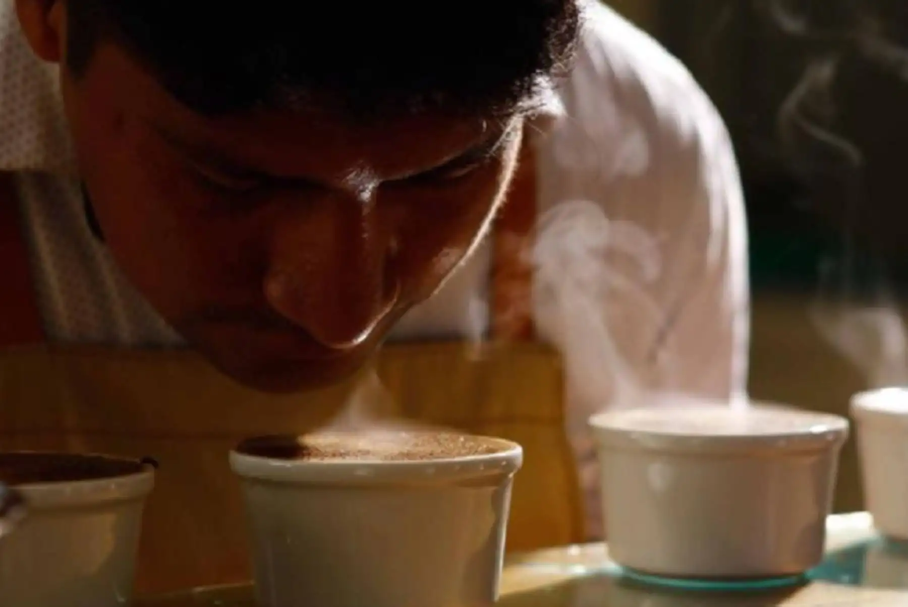 El experimentado catador Jorge Isael Morocho Guerrero identifica con sabia precisión los atributos que debe reunir un café especial de excelencia. Es responsable del Laboratorio de Control de Calidad de Café Orgánico de la Cooperativa Bosque de Protección Alto Mayo, ubicado en la provincia de Rioja, región San Martín. Foto: Facebook/Jorge Morocho Guerrero