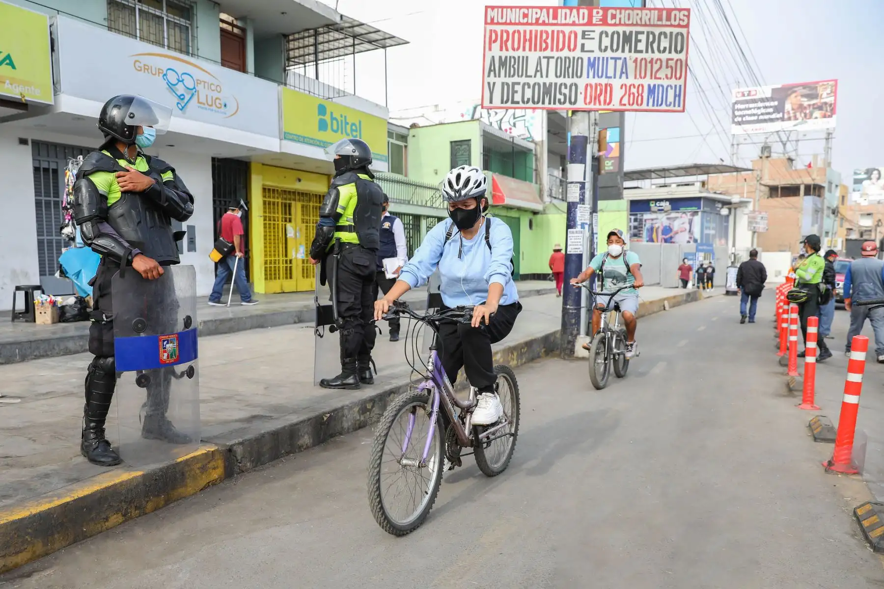 Personal de la Municipalidad de Lima realiza operativo de recuperación de ciclovía en la avenida Guardia Civil.

Foto:ANDINA/Municipalidad de Lima