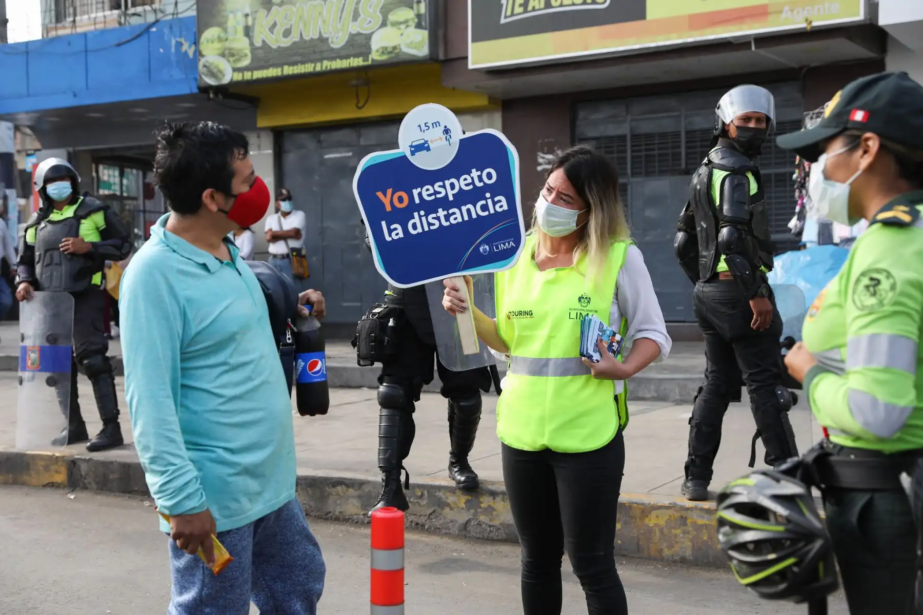 Personal de la Municipalidad de Lima realiza operativo de recuperación de ciclovía en la avenida Guardia Civil.

Foto:ANDINA/Municipalidad de Lima