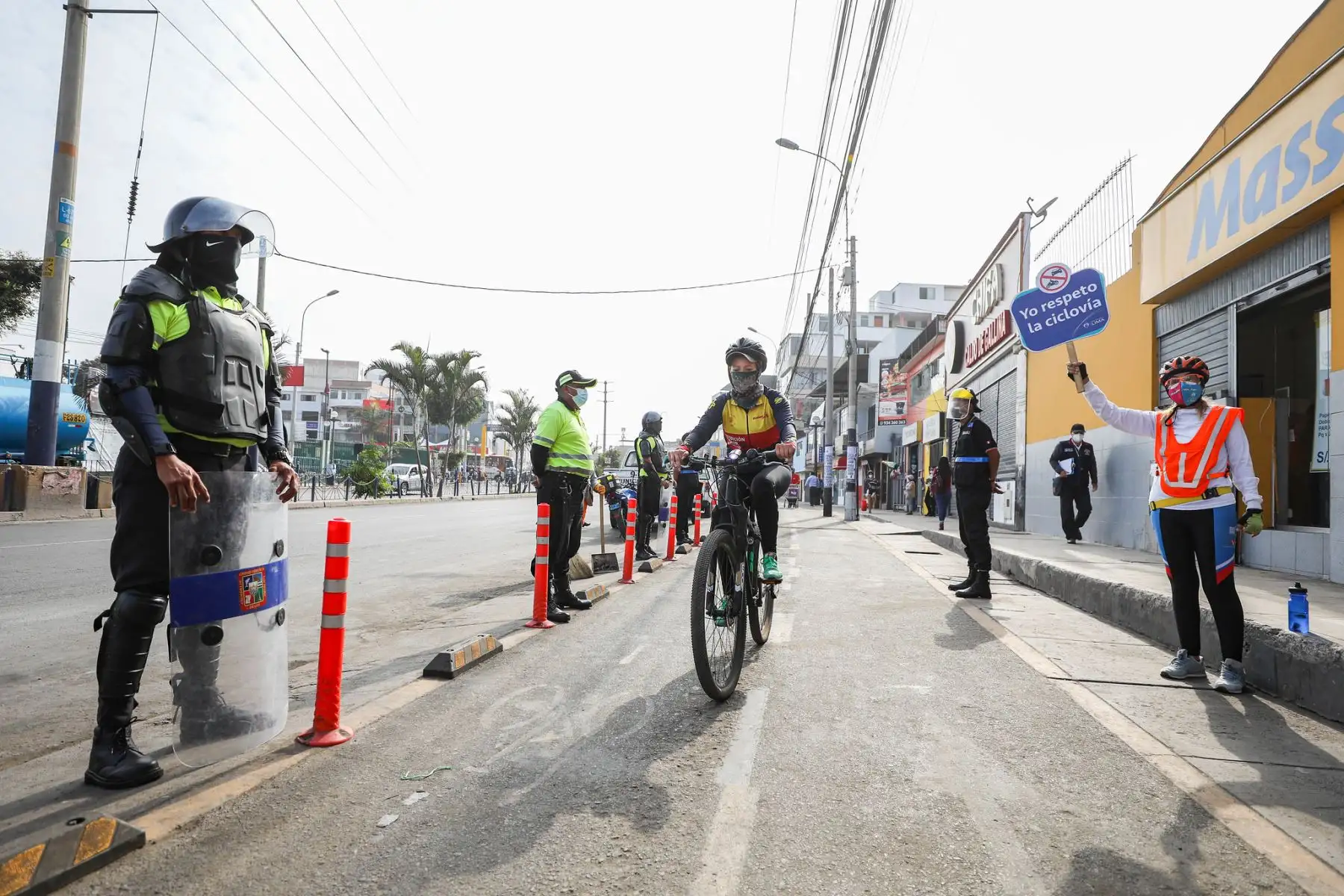 Personal de la Municipalidad de Lima realiza operativo de recuperación de ciclovía en la avenida Guardia Civil.

Foto:ANDINA/Municipalidad de Lima