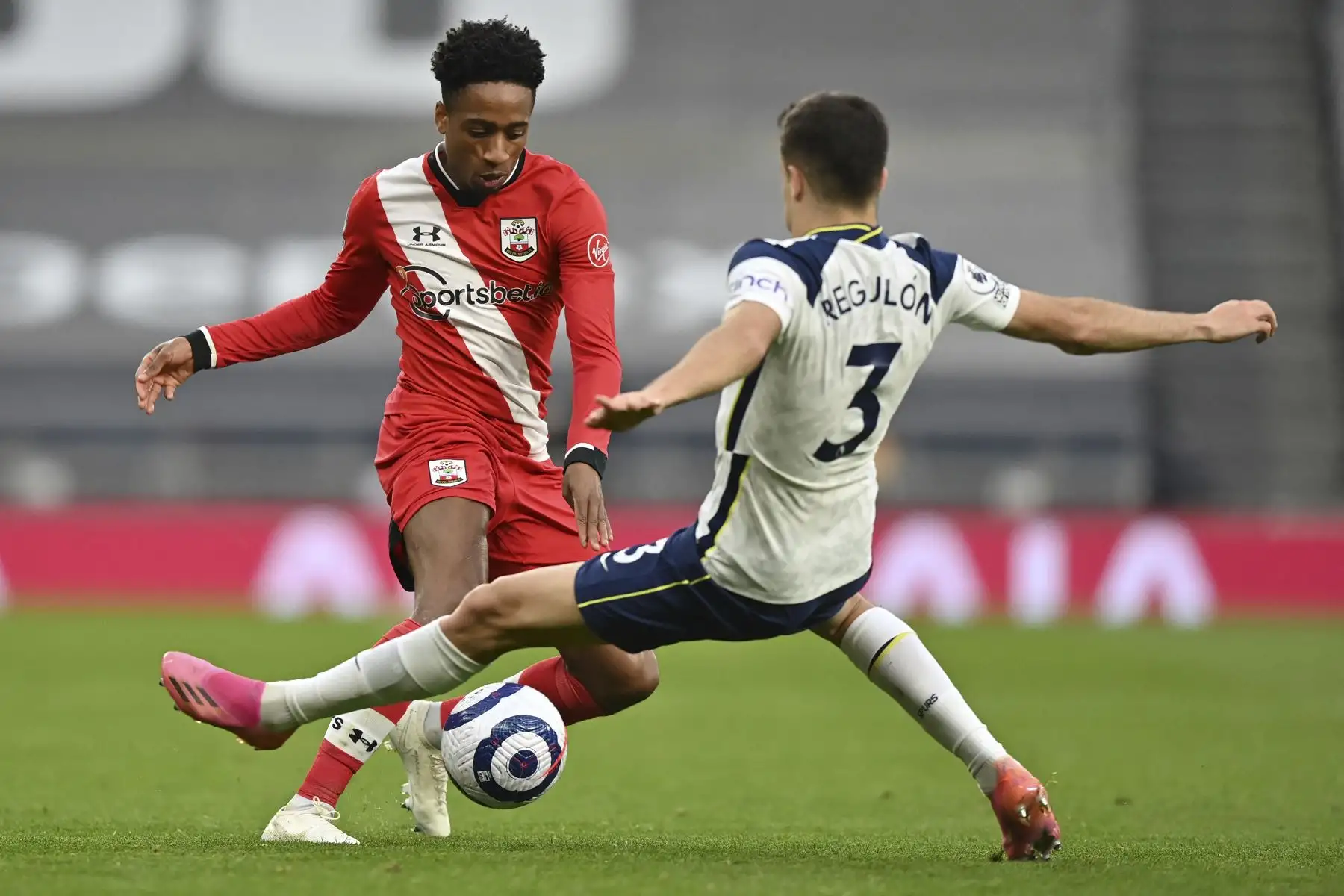 El defensor inglés de Southampton Kyle Walker-Peters  compite con el defensor español del Tottenham Hotspur Sergio Reguilon durante el partido de fútbol de la Premier League. Foto: AFP