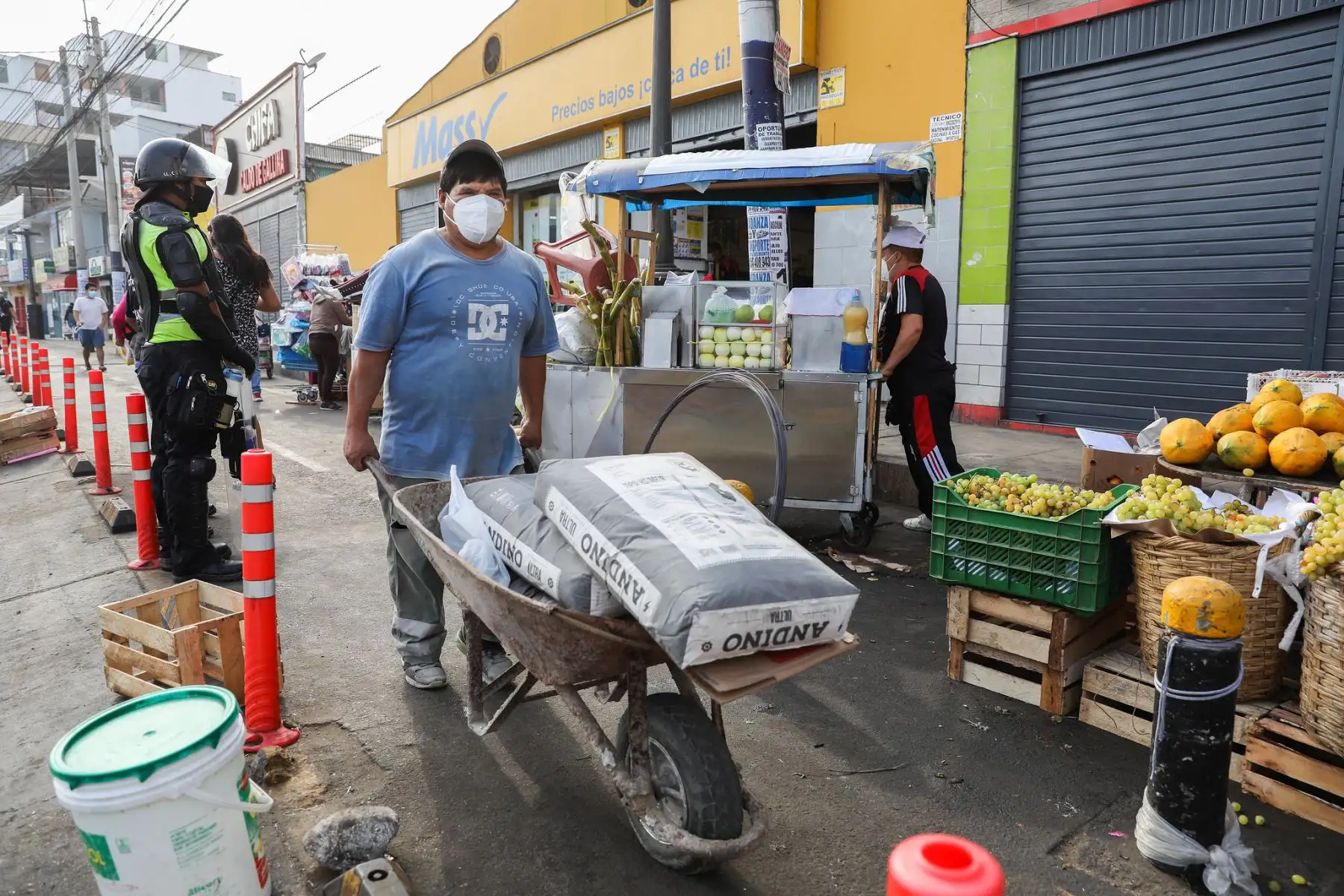 Personal de la Municipalidad de Lima realiza operativo de recuperación de ciclovía en la avenida Guardia Civil.

Foto:ANDINA/Municipalidad de Lima