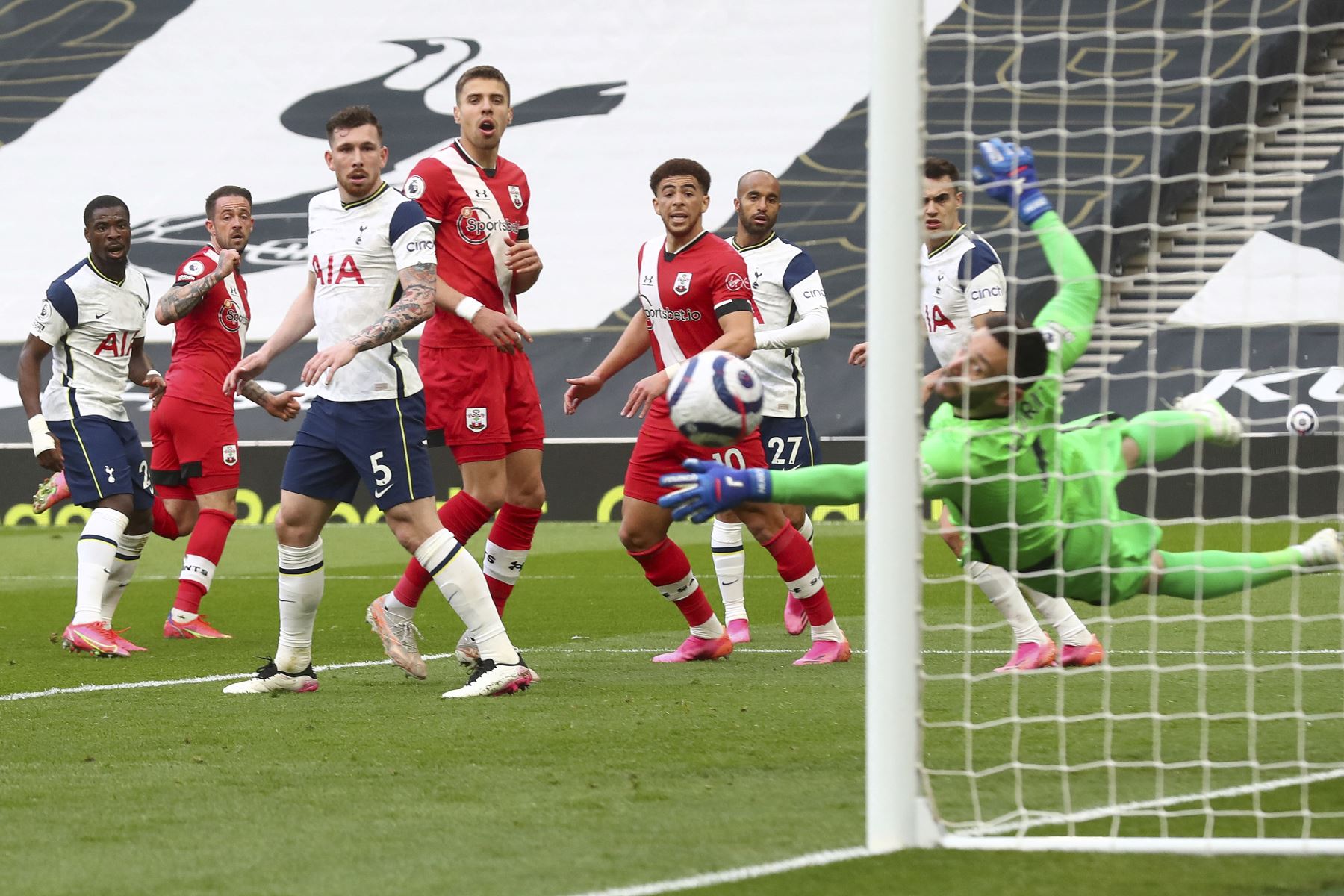 El delantero inglés de Southampton Danny Ings marca el gol de apertura durante el partido de fútbol de la Premier League. Foto: AFP