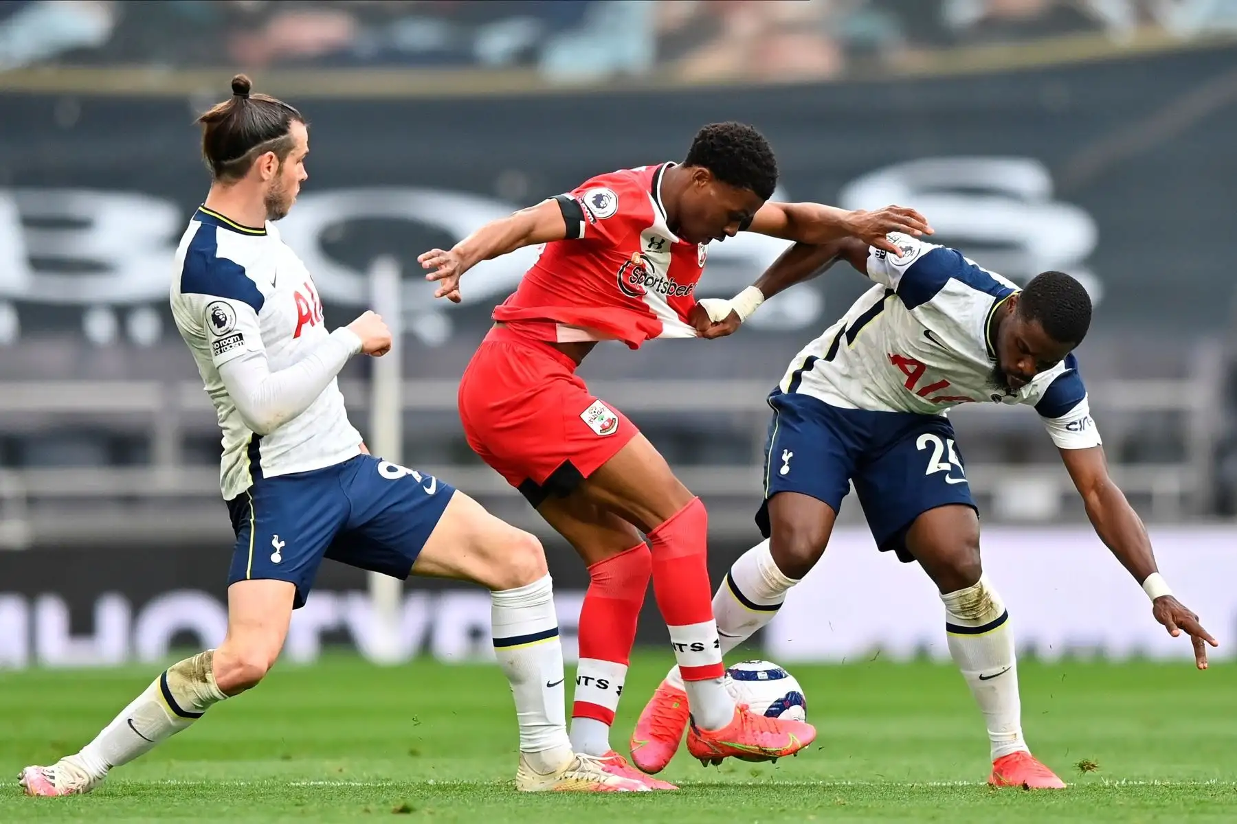 Nathan Tella del Southampton se intercala entre Gareth Bale del Tottenham y Serge Aurier del Tottenham durante el partido de fútbol de la Premier League. Foto: EFE