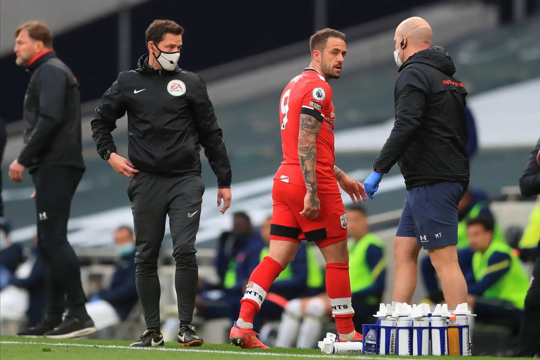 Danny Ings del Southampton se retira tras sufrir una lesión durante el partido de fútbol de la Premier League. Foto: EFE