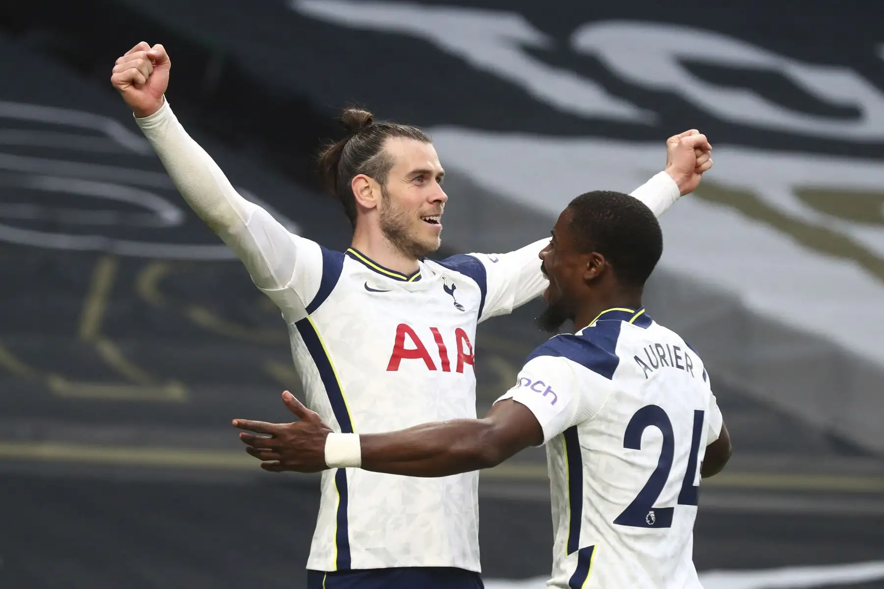 El centrocampista galés del Tottenham Hotspur Gareth Bale celebra anotar el primer gol de su equipo con el defensor marfileño del Tottenham Hotspur Serge Aurier durante el partido de fútbol de la Premier League. Foto: AFP